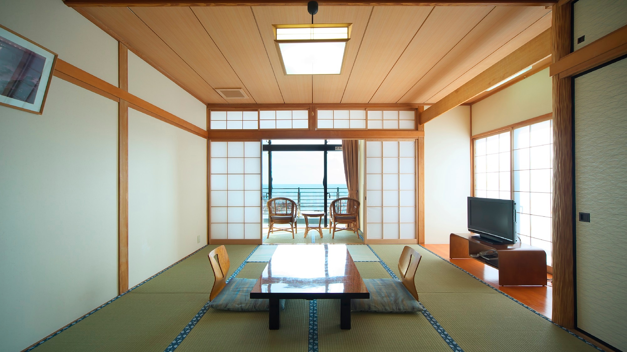 An example of a Japanese-style room with a 10 tatami mat bath and a washing toilet (non-smoking room on the sea side)