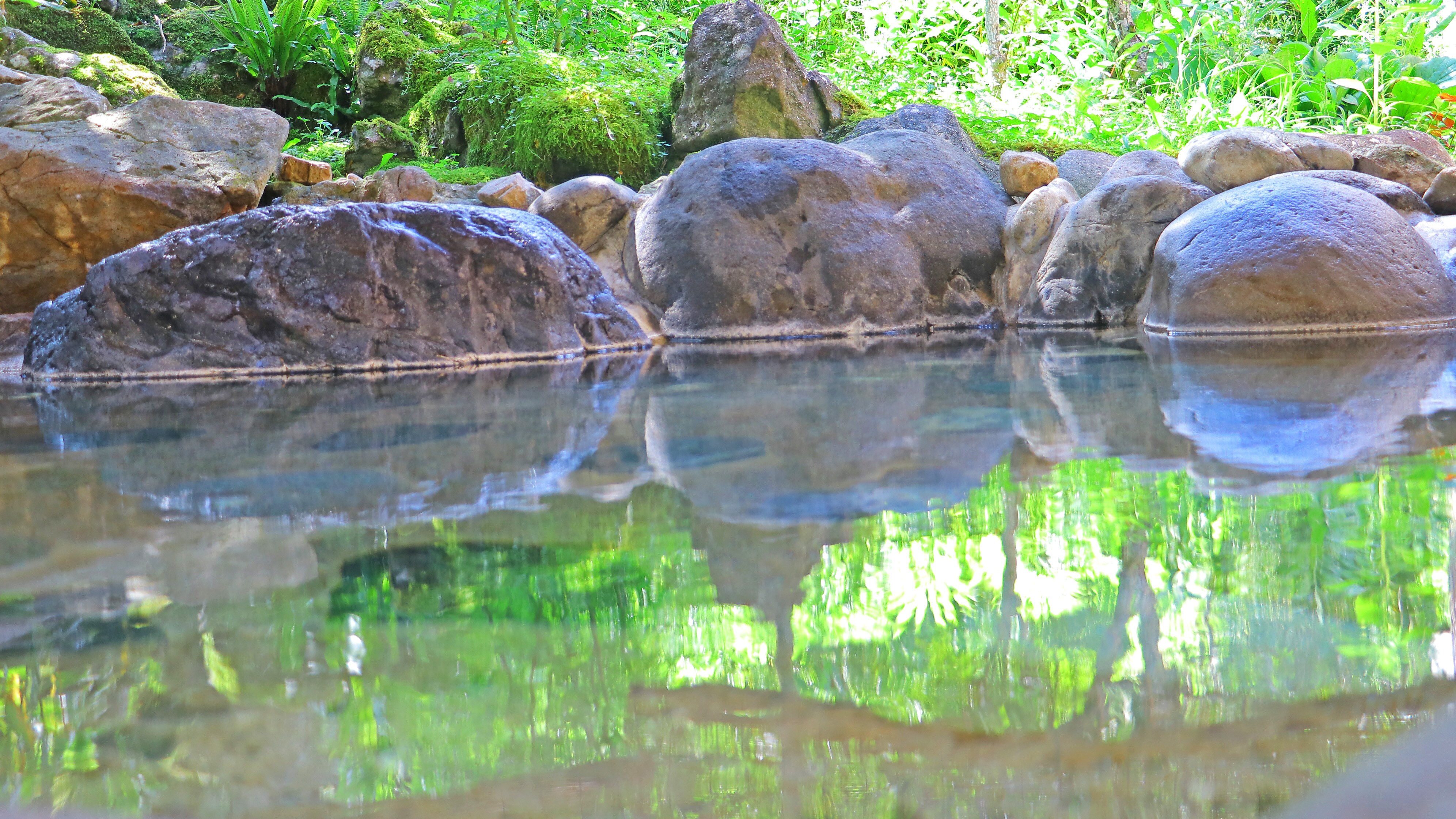 This hot spring is colorless, transparent, tasteless, odorless and has a mild spring quality that is gentle on the skin.