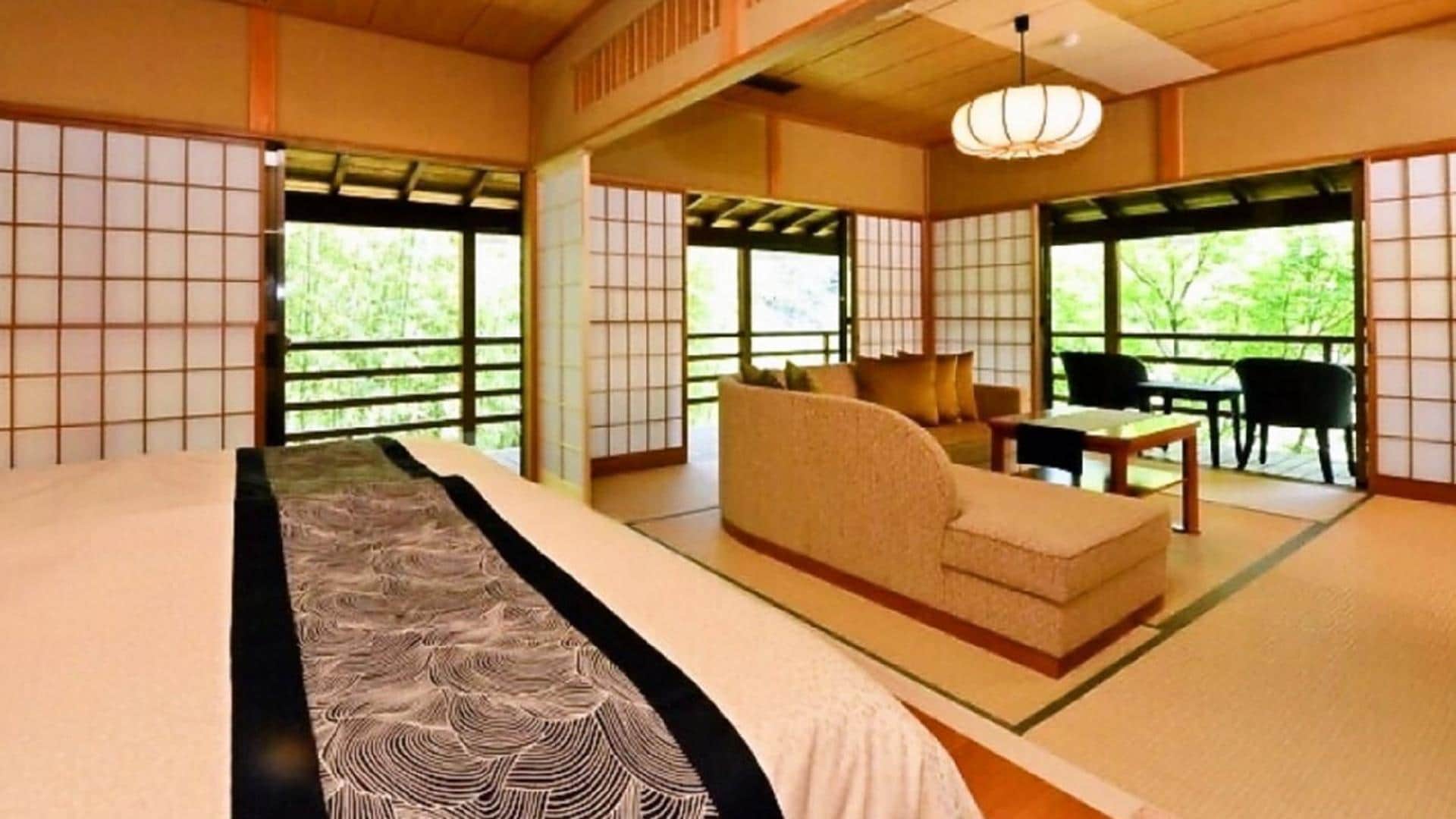 * [A detached room garden and a panoramic view of the bamboo grove] Open-air bath with a free-flowing source, cypress + Izu stone