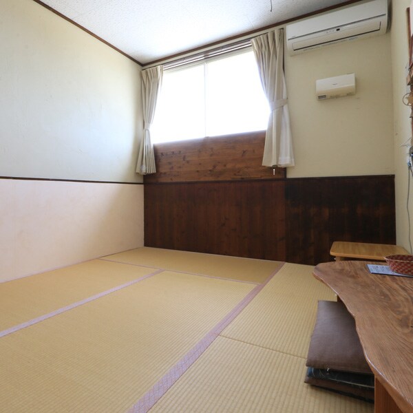 [5.5 tatami mat room with defects] This is a renovated room.