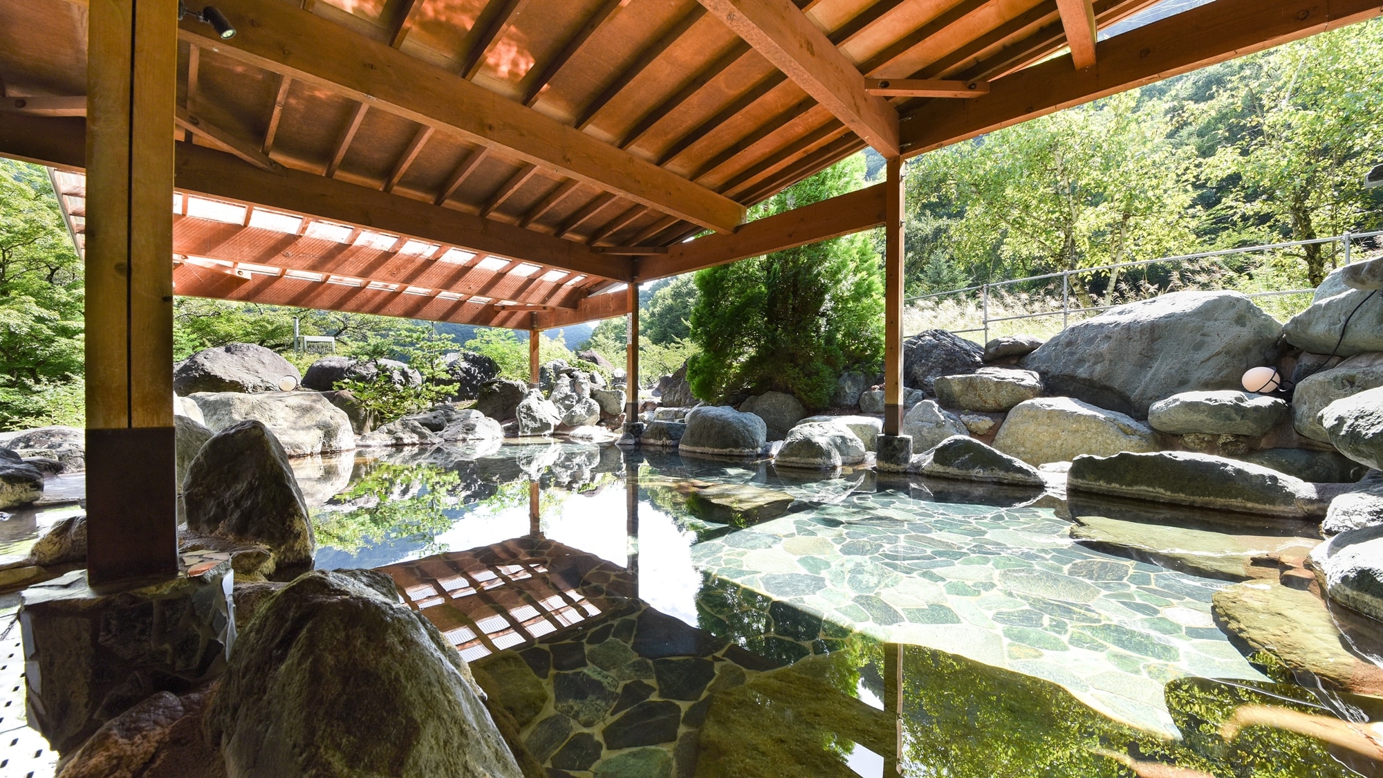 *[Men's open-air bath] All baths are 100% source water, with no heating or water circulation, making this a luxurious hot spring!