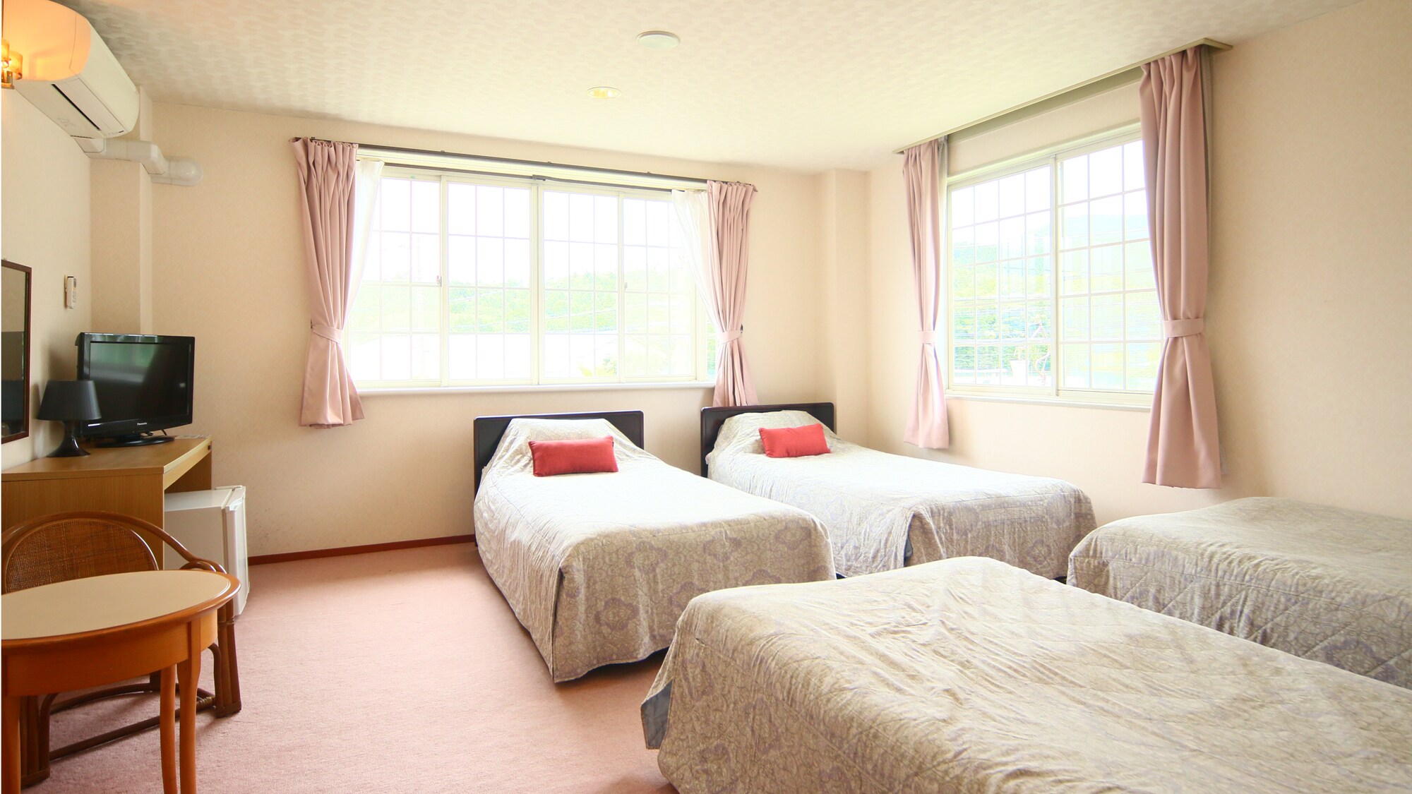 Fourth: This is a room where you can't see Mt. Fuji, but you can stay at a reasonable price.
