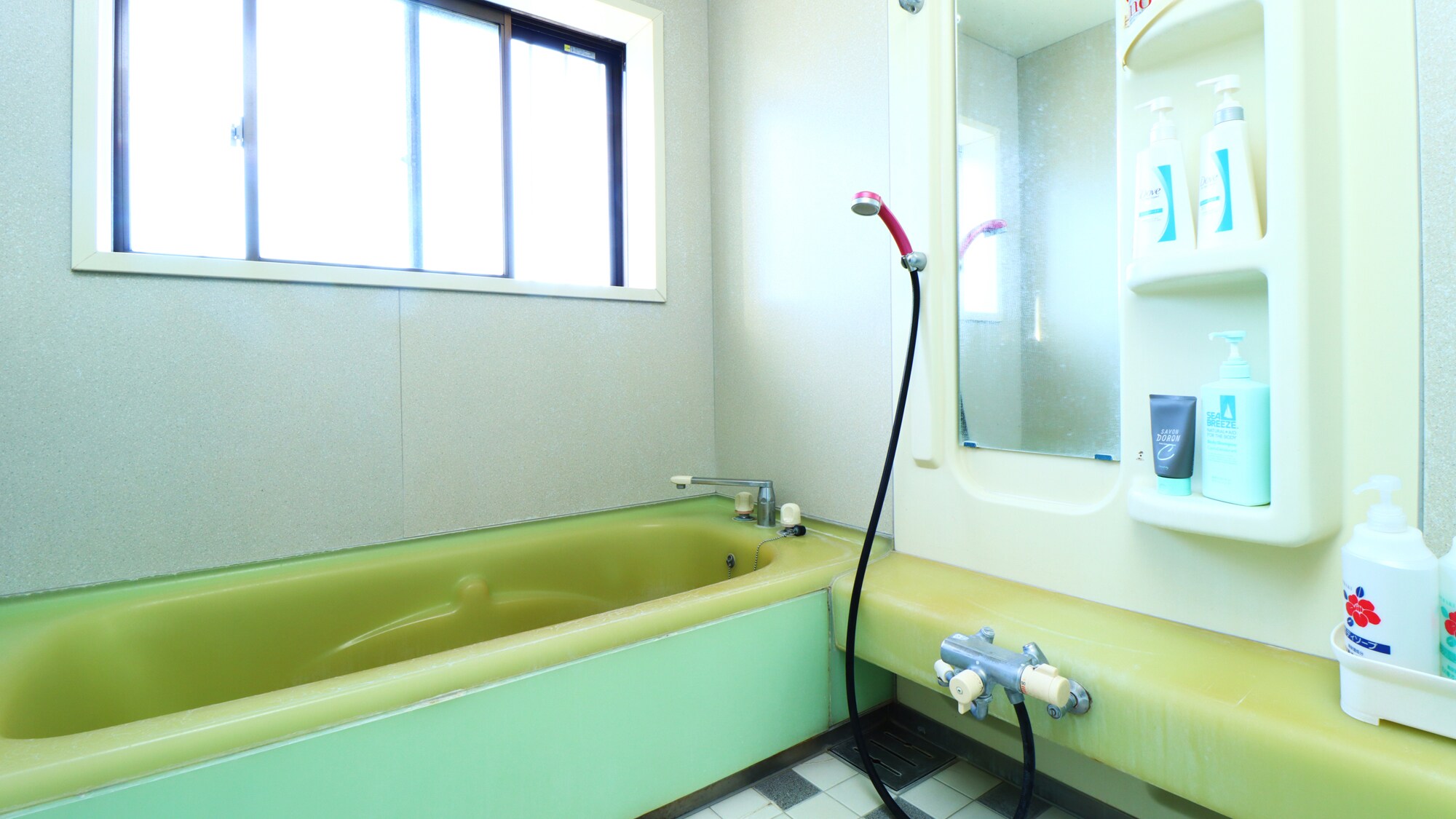 #Home-sized bath. Feel free to use it if it's available.