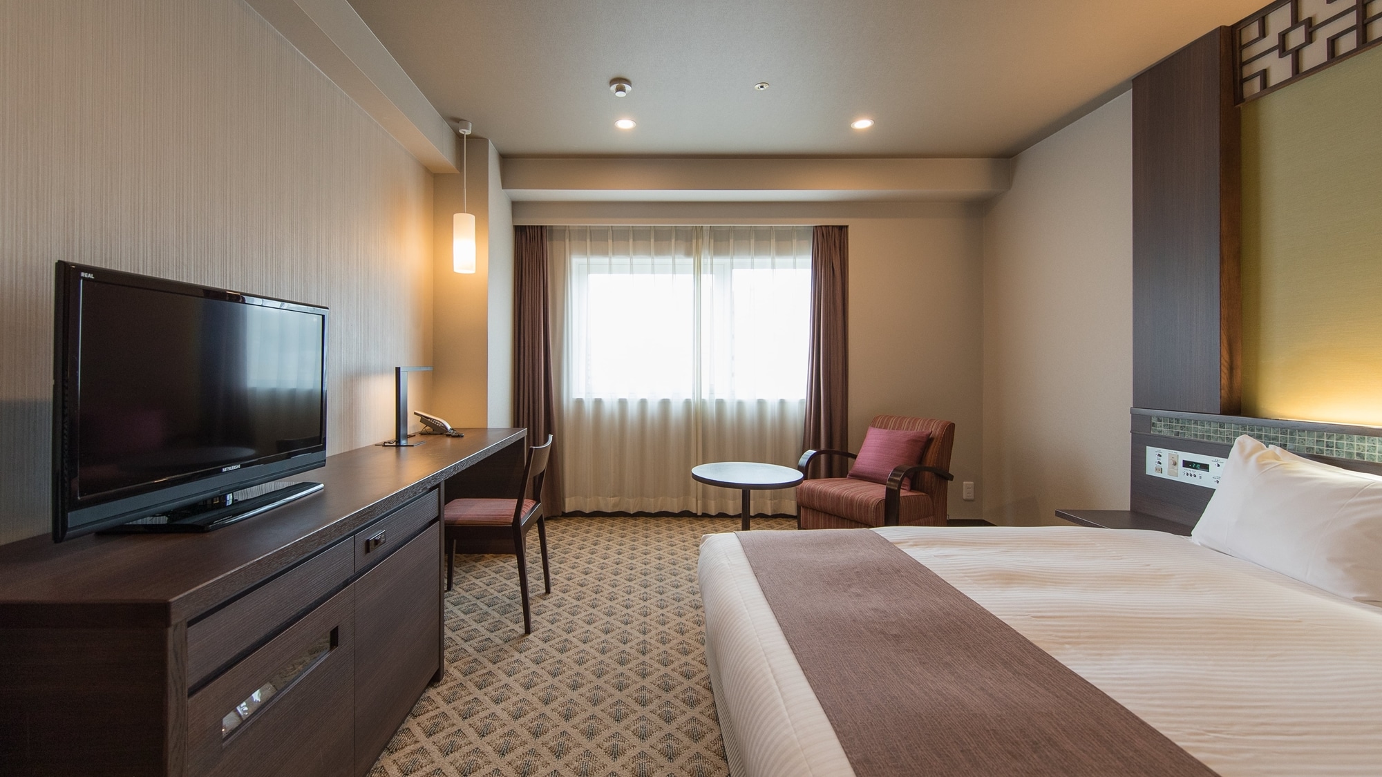 [Superior Double 21㎡] A room equipped with a 160cm wide Simmons bed and a spacious writing desk.