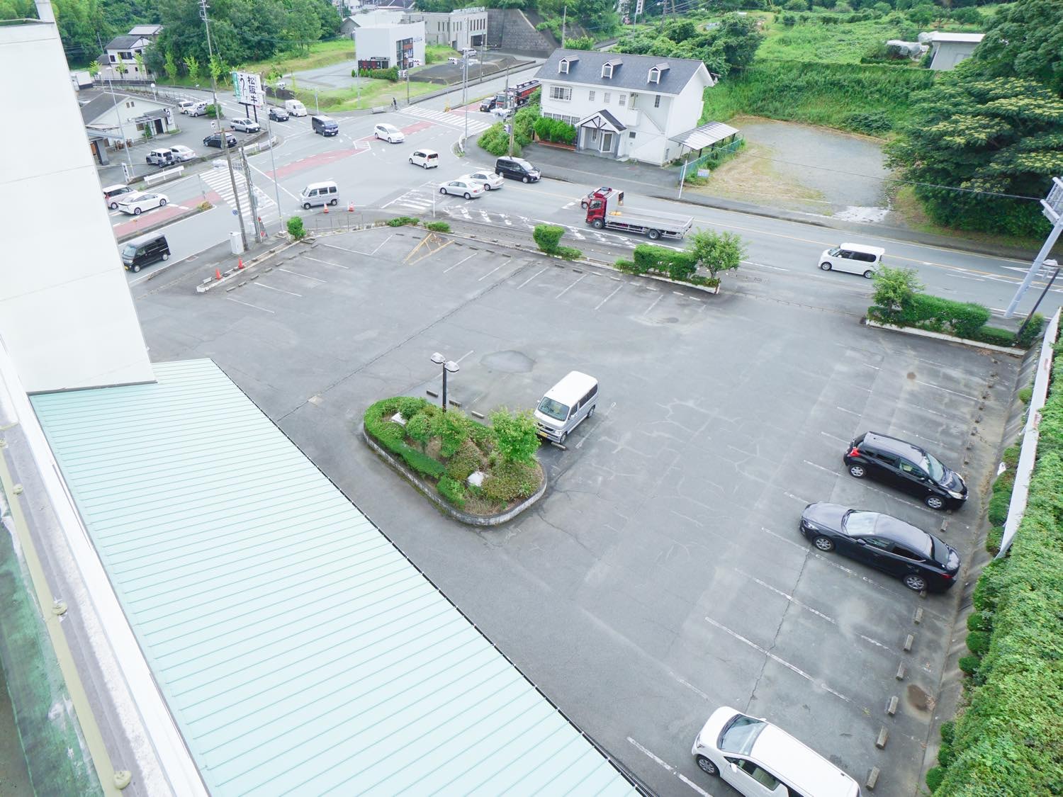 Spacious flat parking lot. Parking is free.