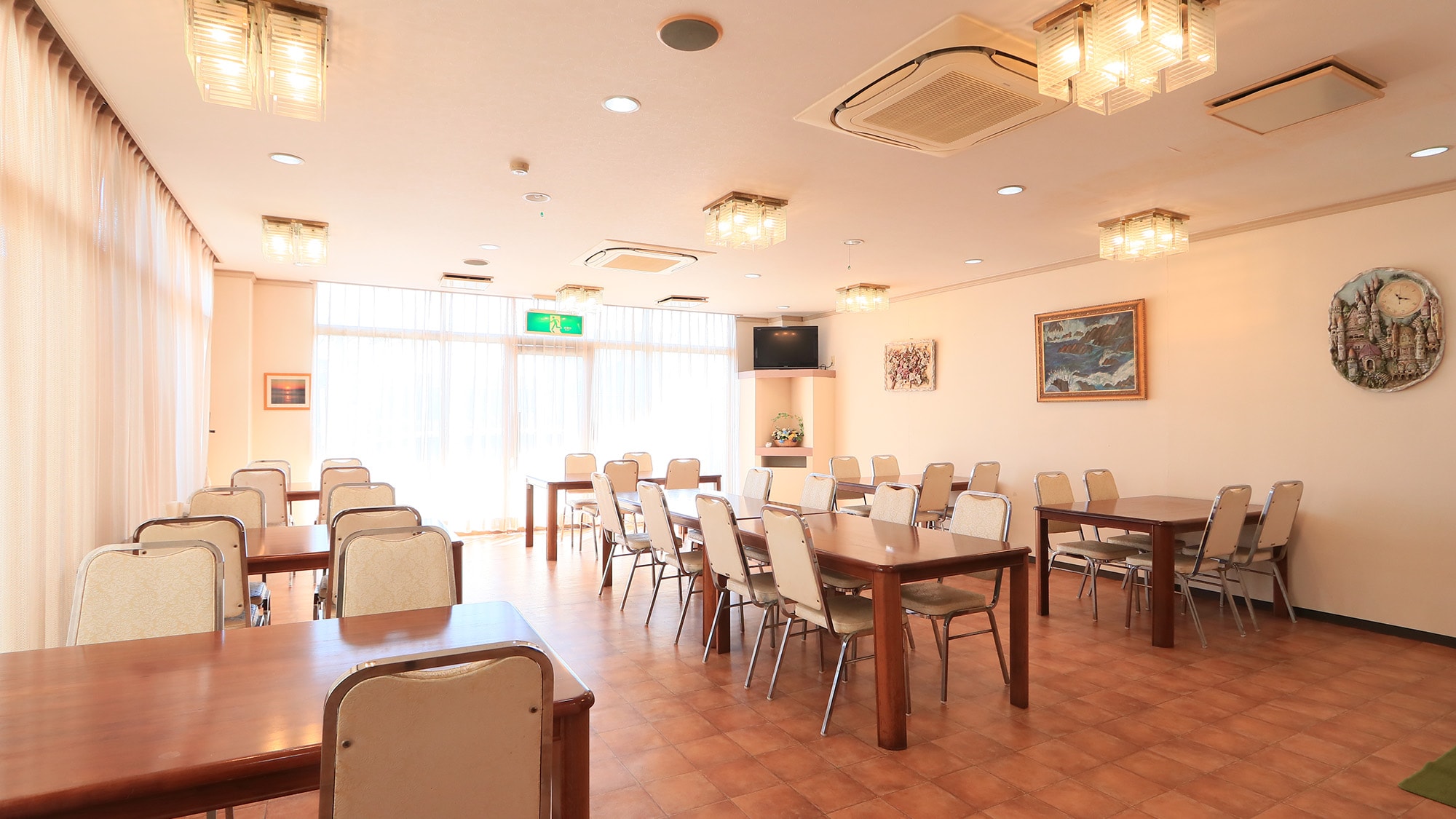 餐饮：您可以在这里享用晚餐和早餐。