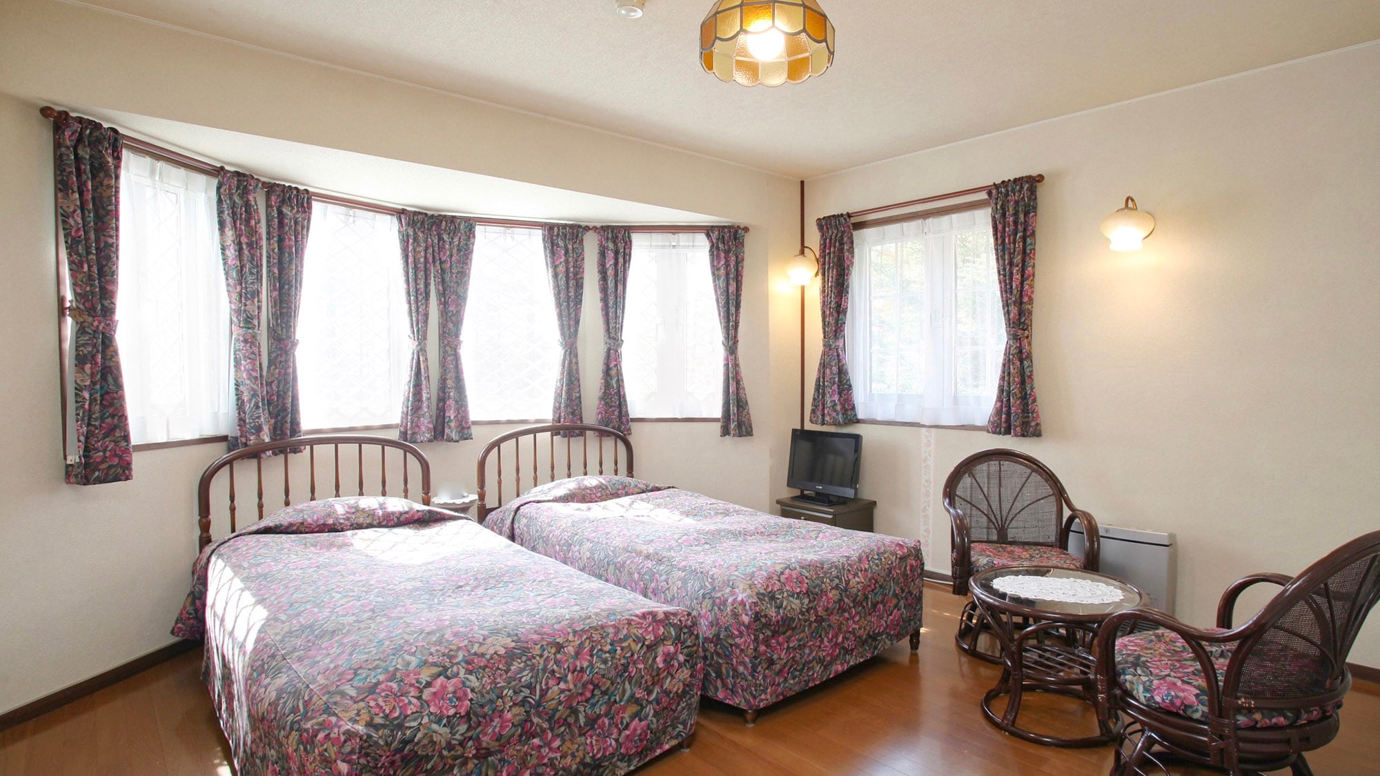 ・[Triple Room] Lovely floral fabric. Warm interior.