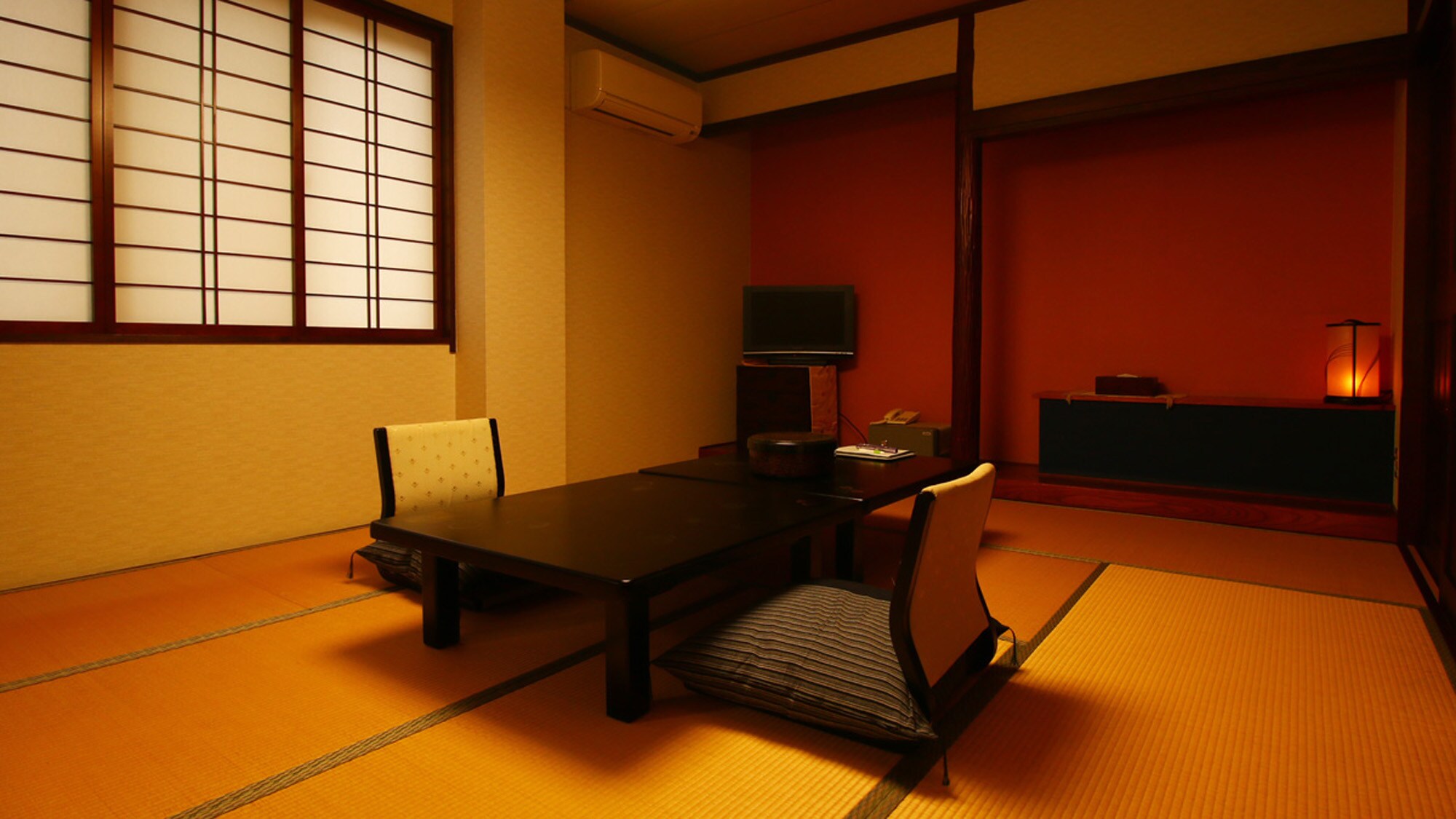 ■ [Guest room example: Yuri no Ma (10 tatami mats)] This room has a gentle atmosphere with sliding doors and wallpaper in the tokonoma alcove.