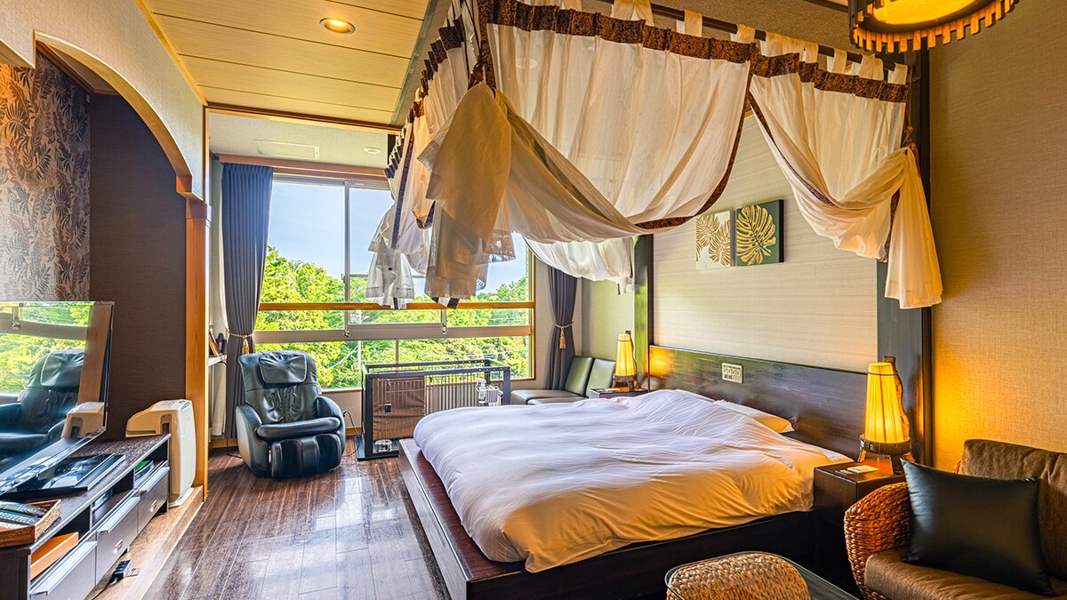 [Bali-style Western-style room with canopy] King double bed