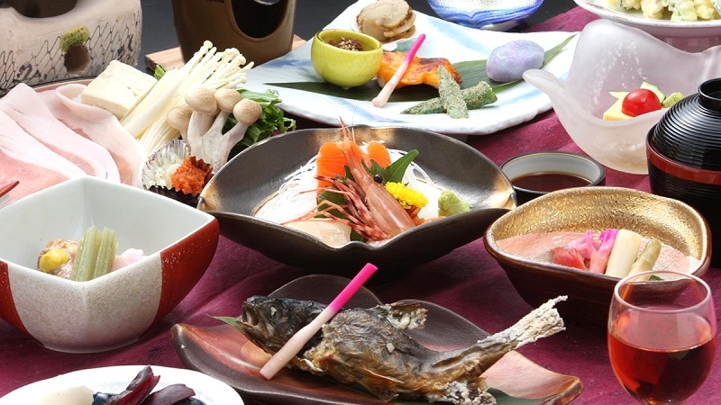 Contoh hidangan: [Feng Shui-zen] Nikmati hidangan ala Jepang yang menggunakan banyak hidangan lokal.