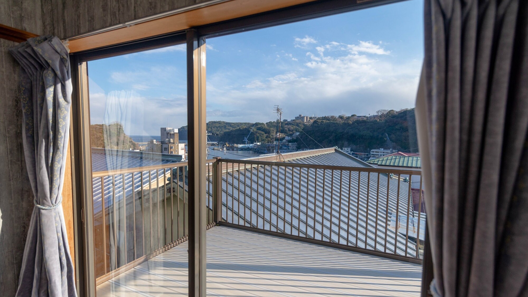 ・[View from the second floor bedroom] You can see Manazuru Port through the roof.