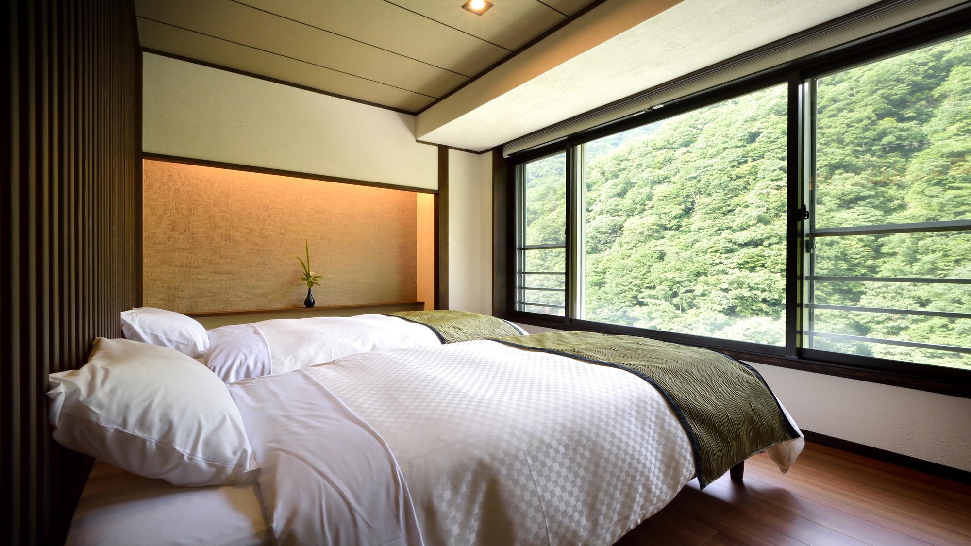 [Modern Japanese-Western style room] Top floor guaranteed! <8 tatami + 2 beds>