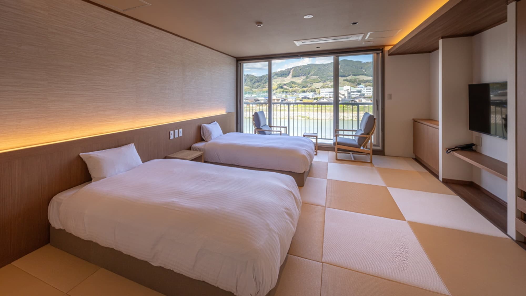 [3F Special Japanese-Western Room "Jia"] The floor is made of tatami so you can relax barefoot.
