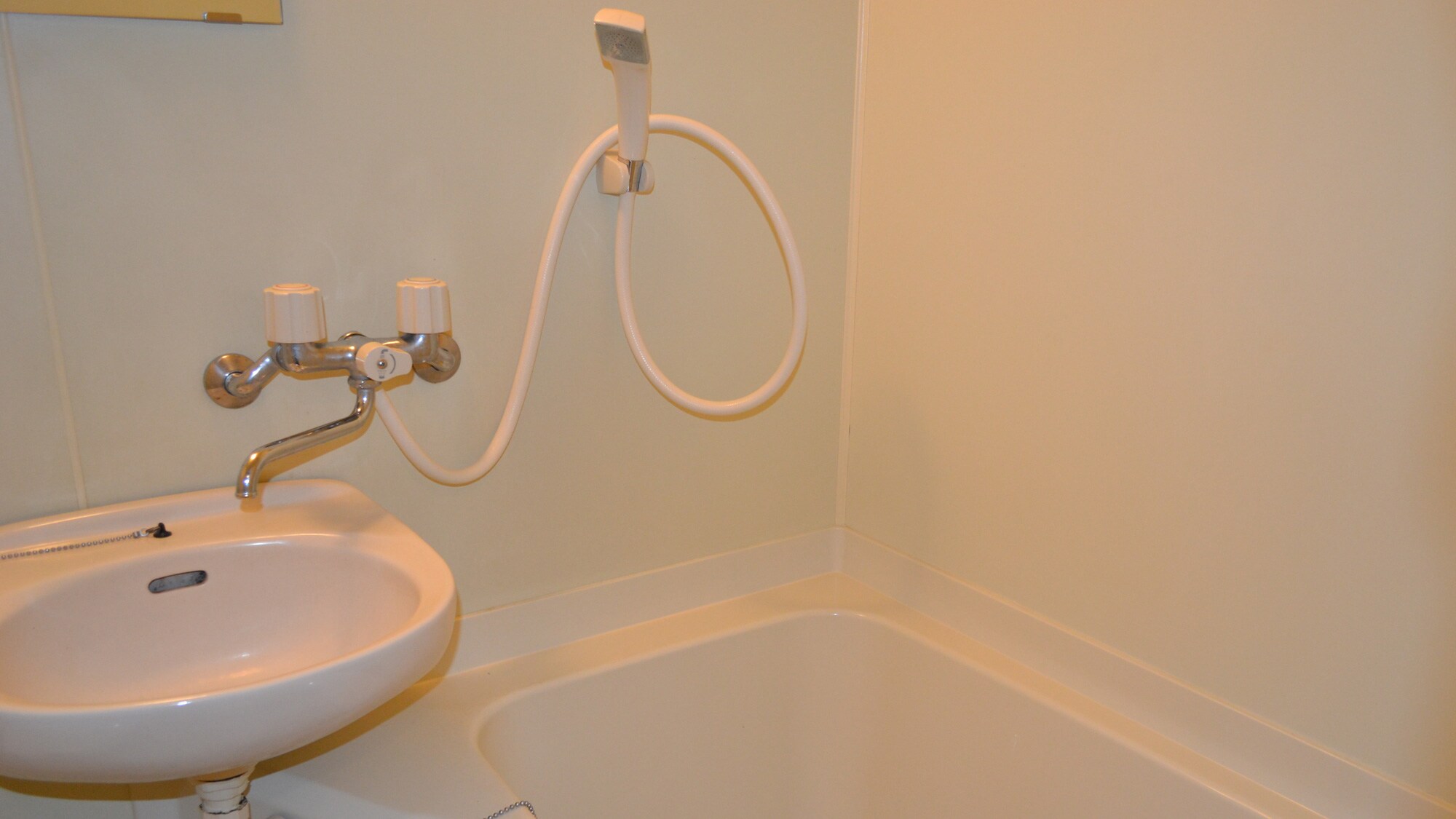 * [Unit bath] A unit bath in a clean room. There is also a large communal bath.