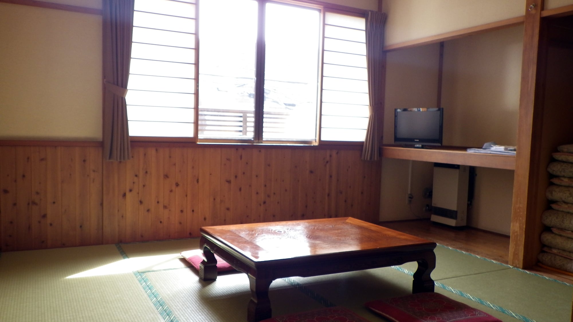 * [Room] Please relax in a bright Japanese-style room where you can feel the warmth of wood.