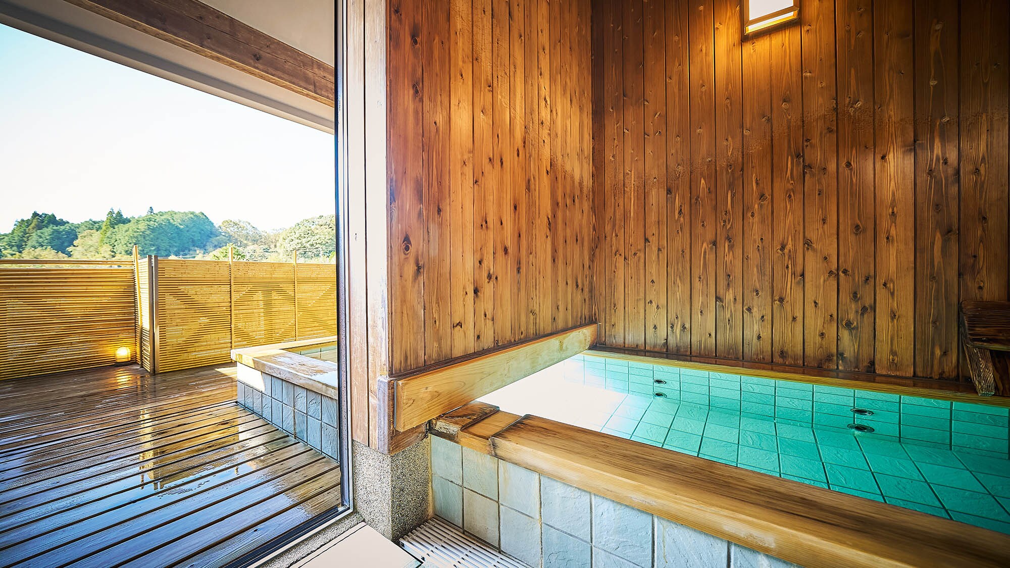・[Hot spring/Main building] There is an open-air bath and an indoor bath.