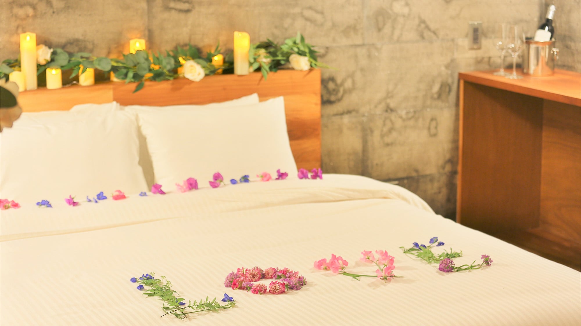 ・【Bed flower decoration】 Available for a fee. Perfect for anniversaries! (Reservations must be made at least one week in advance)