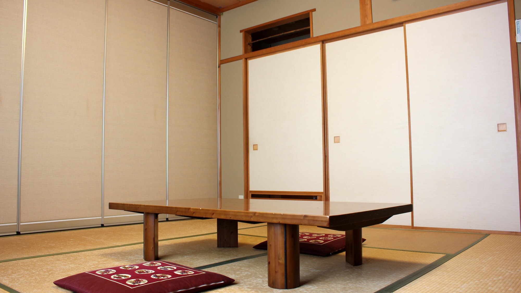 *[8 tatami Japanese-style room] A warm and friendly Japanese-style room♪ Wi-Fi is available. *Bathroom and toilet are shared.