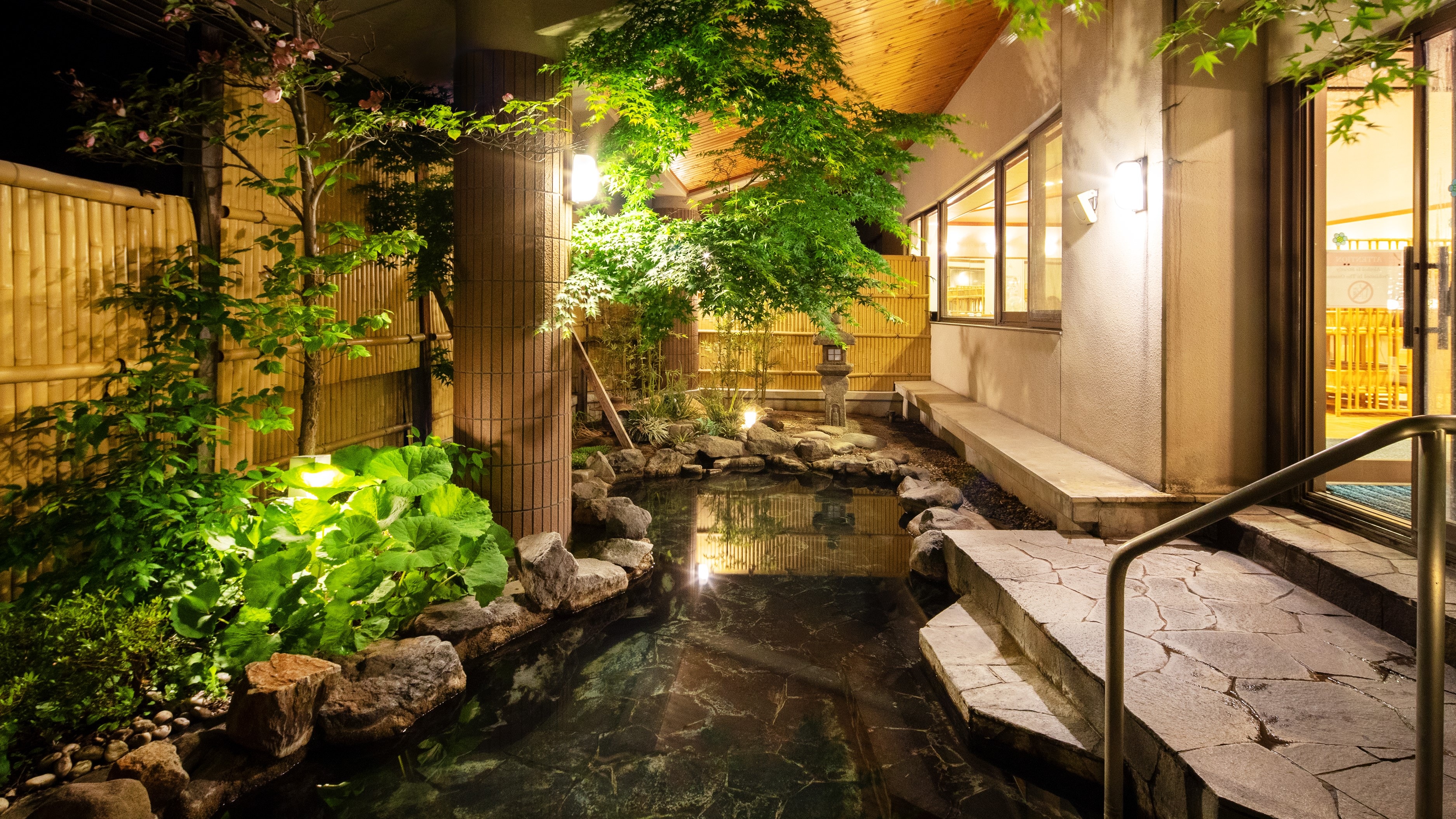 The open-air bath, Kaze no Irodori, is located in the large bath, "Yuen no Yu." Relax in the open-air bath while looking up at the blue sky.