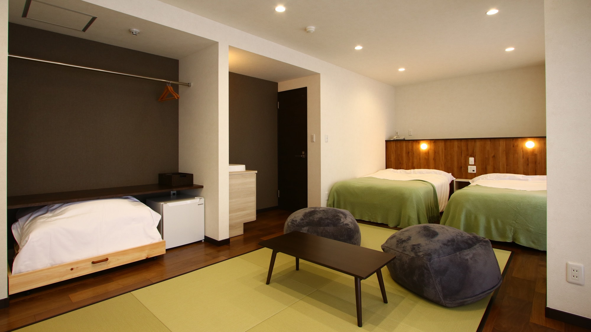 *Japanese-Western room, 12 tatami mats *Futon bedding is self-service