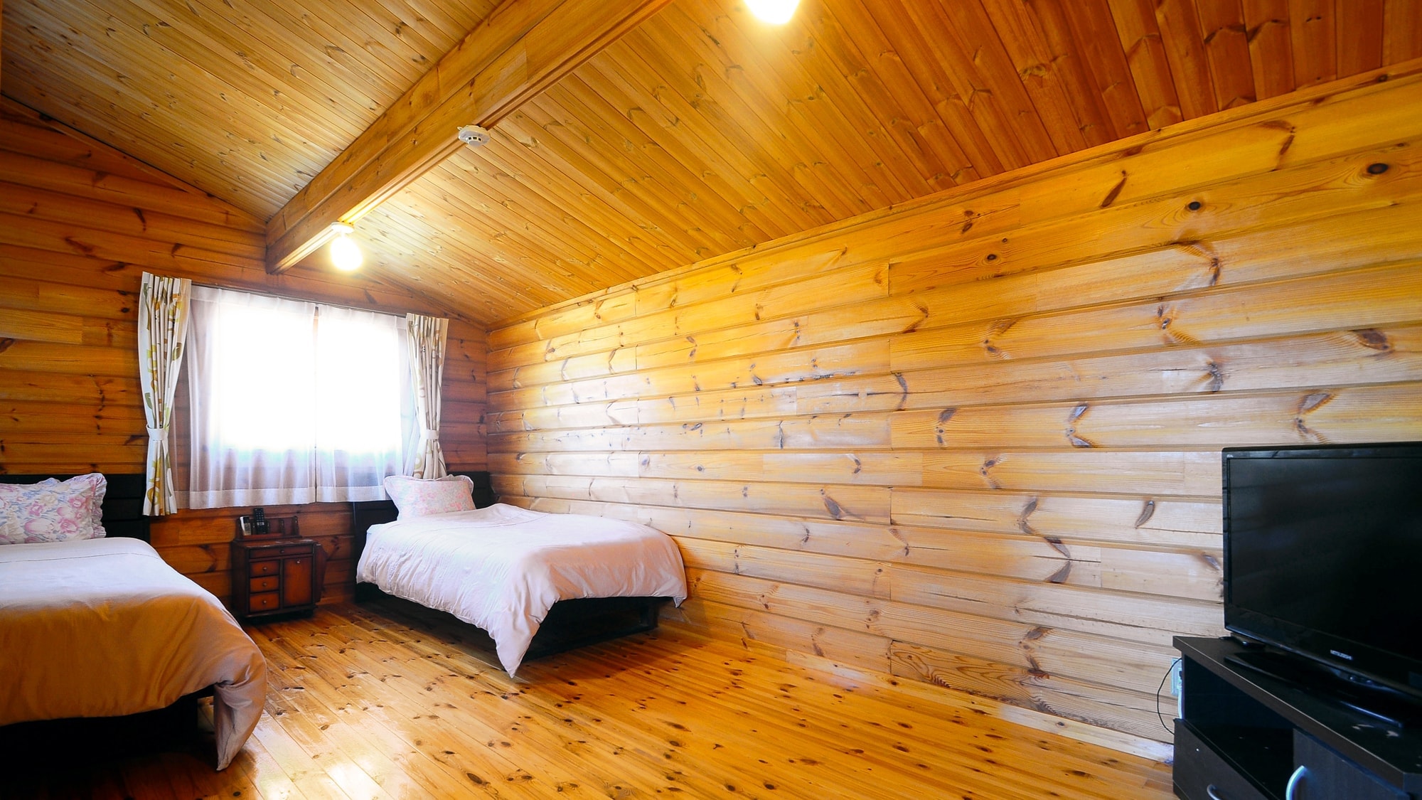 [Rent the whole log house] Up to 5 people can stay in total with 2 beds and 3 futons.
