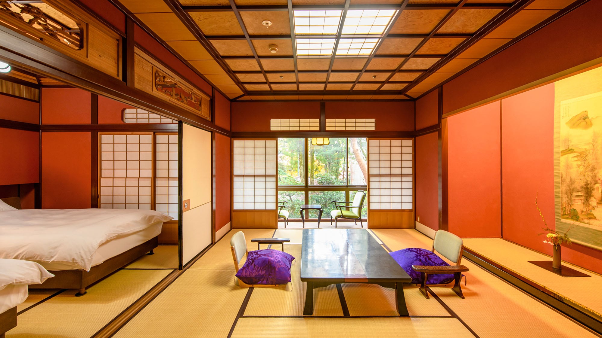 [Akizono Room: Junior Suite] The vermilion of the room stands out against the green of the garden, offering a view not seen in any other guest room.