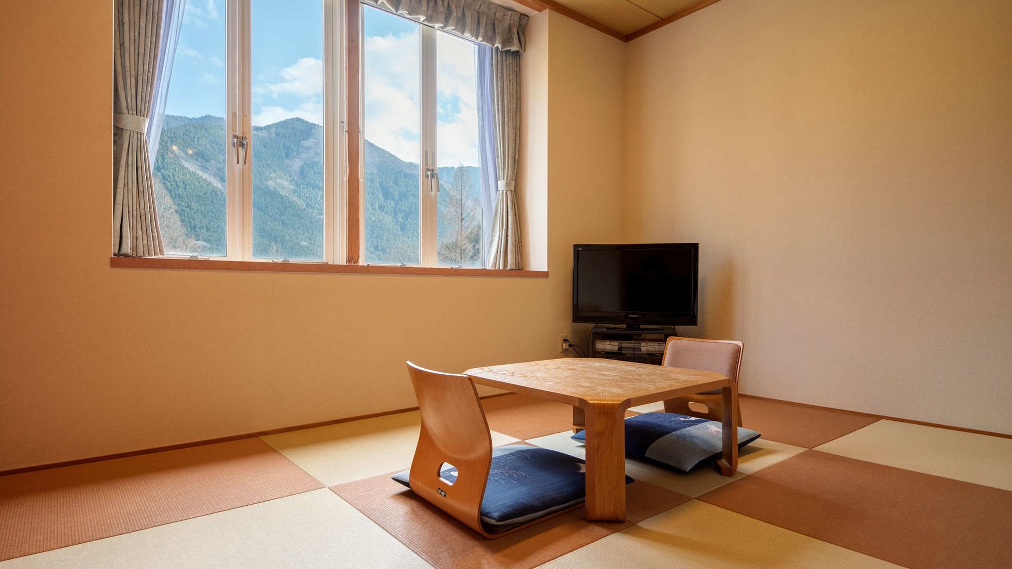 * [Phòng Nhật - Tây] Được trang bị hai giường bán đôi. Phía sau là một căn phòng cao 6 chiếu tatami.