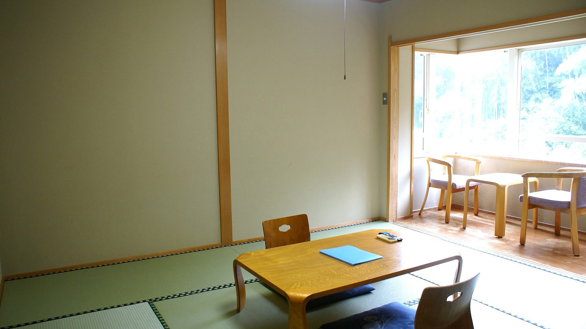 ・ The simple and unadorned Japanese-style room can be used by anyone from families to couples and friends.