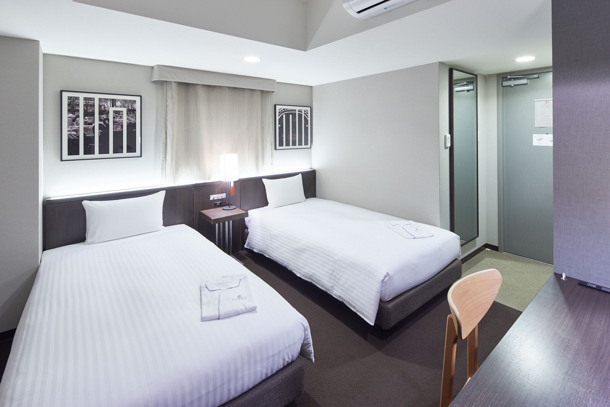 Standard Twin Room 06