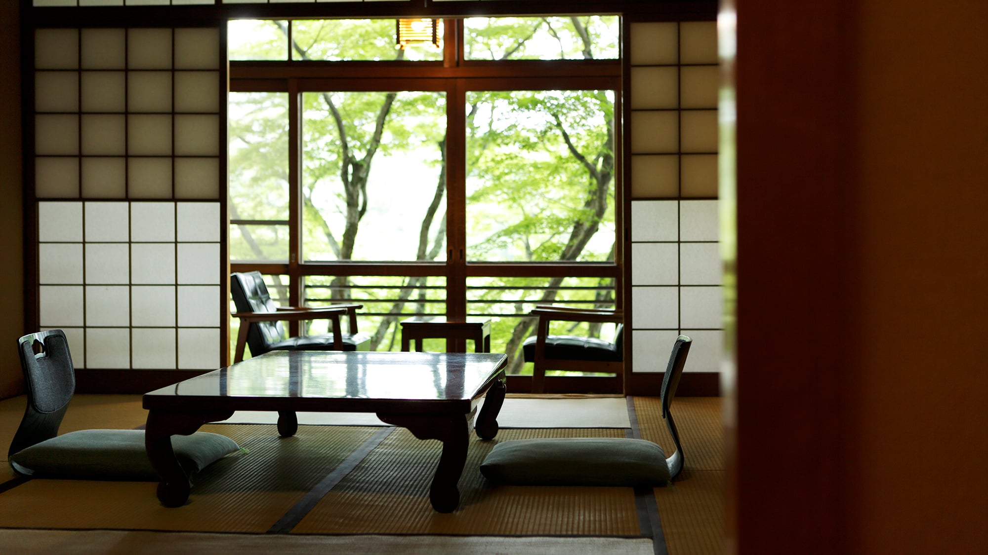 A warm Japanese-style room with 8 to 10 tatami mats facing Kaede (an example)
