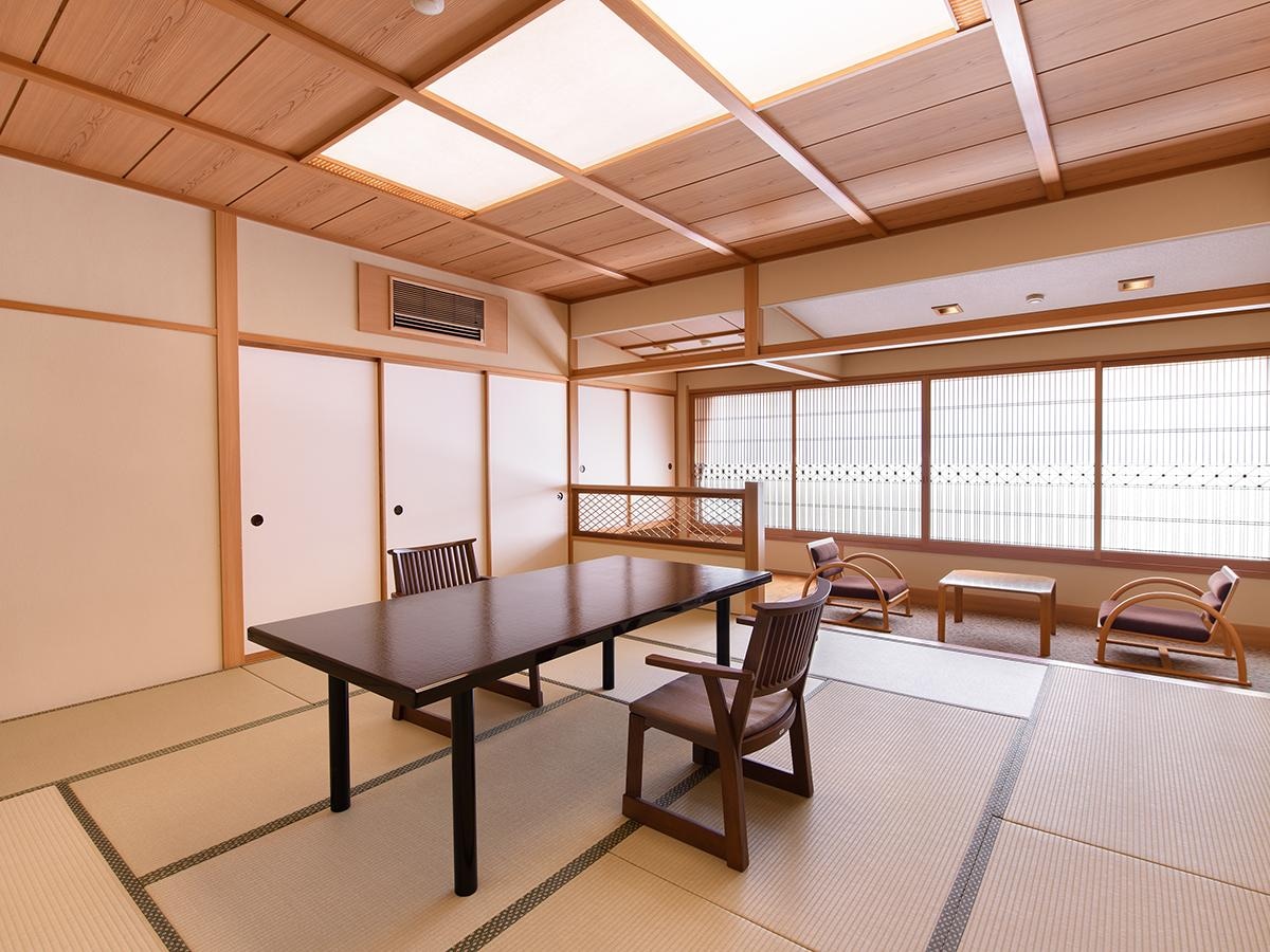 A [Main Building/54 sq m and up] Japanese-style room (12.5 tatami mats) + spacious veranda (with chairs) - For those who prefer the large public bath! (Example)