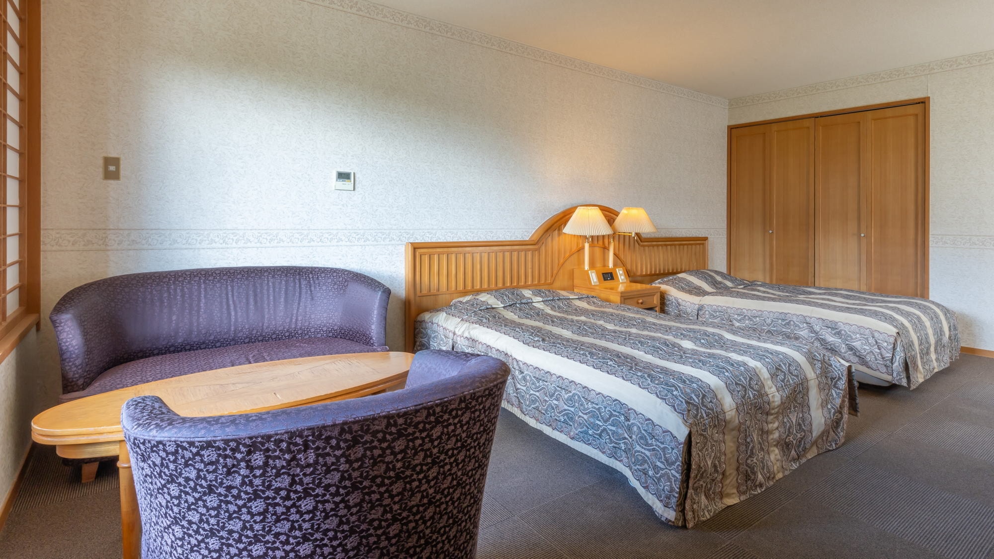 【本館雙床房】 這是一間西式客房，配備小雙人床，可讓您安心入睡。