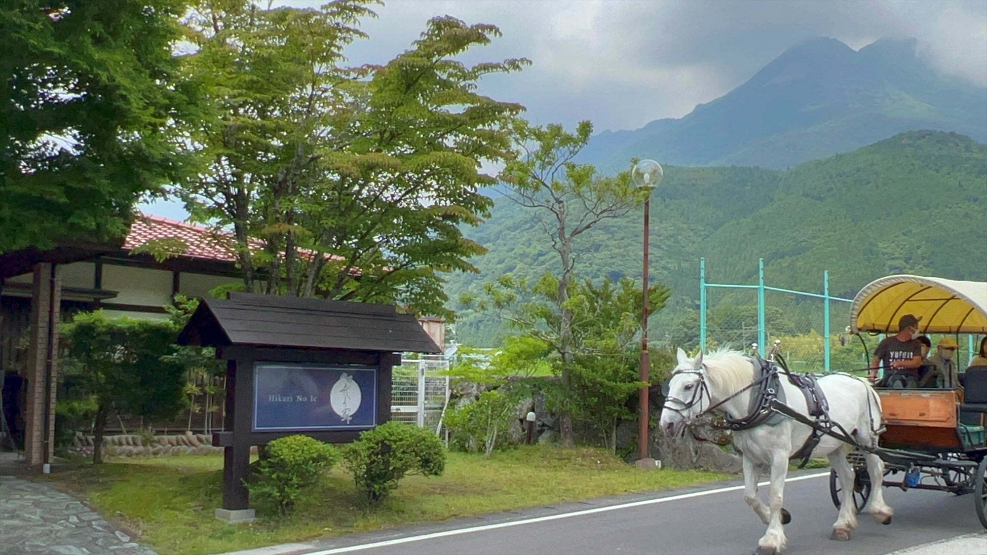 Exterior / Sightseeing Tsuji carriage passes in front of the hotel. The sound of the hoof is comfortable.