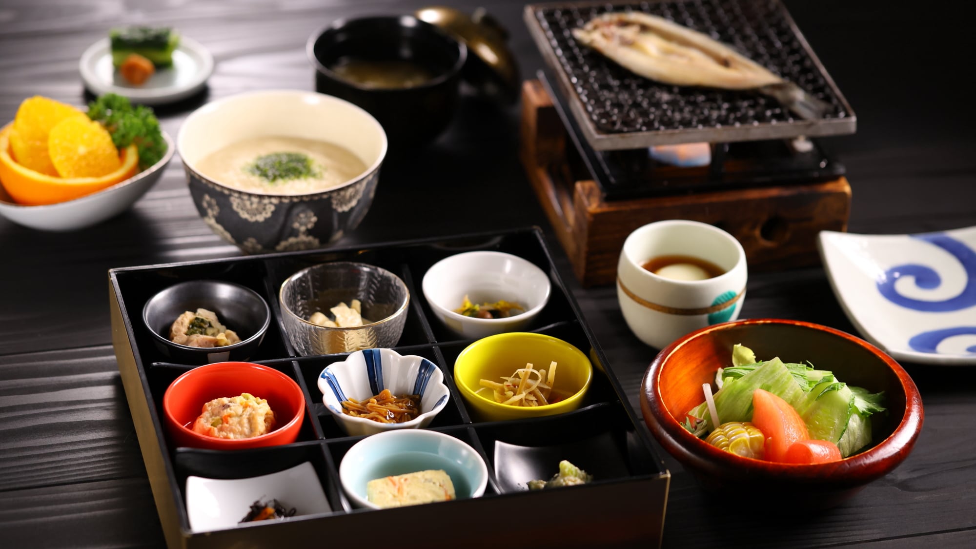 【早餐】大量使用干山鳟鱼、温泉蛋等当地食材的日式料理。