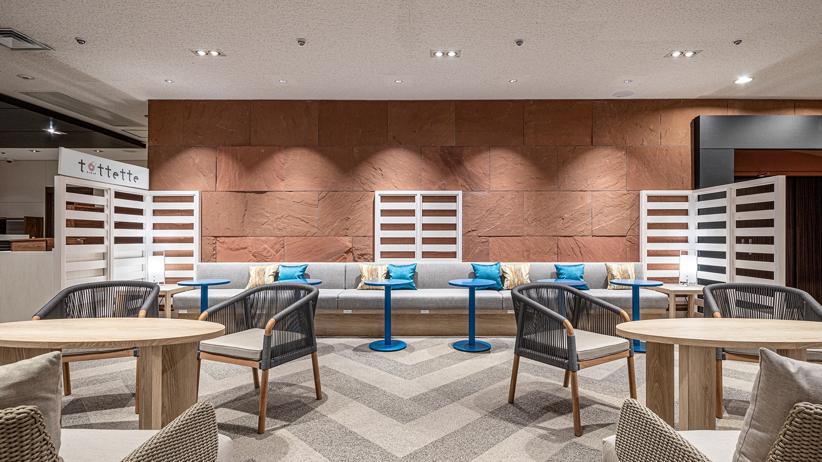 The b lounge is a cozy space exclusively for guests that evokes the atmosphere of Kobe's port.