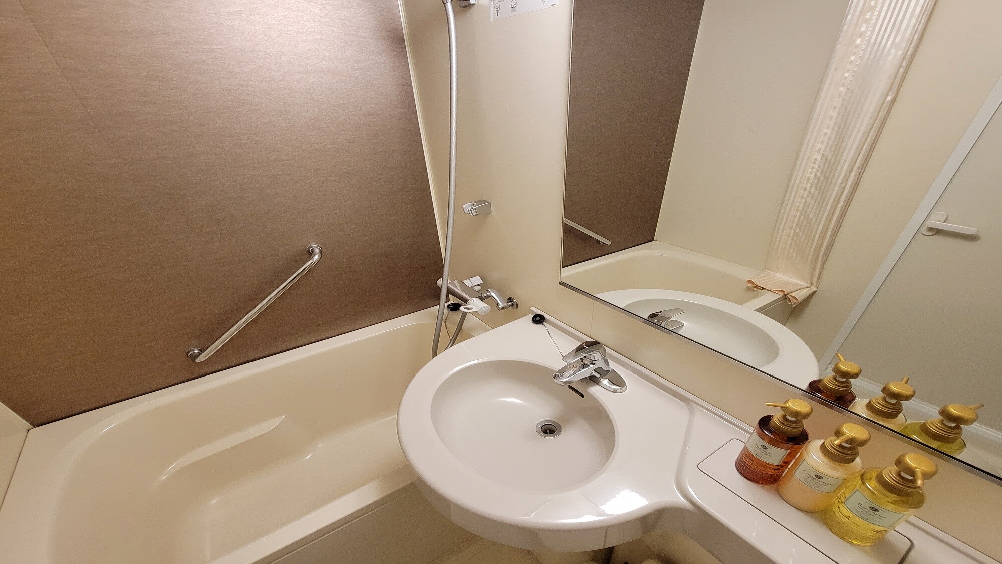 [Guest Rooms] Queen & Japanese-style twin unit bath