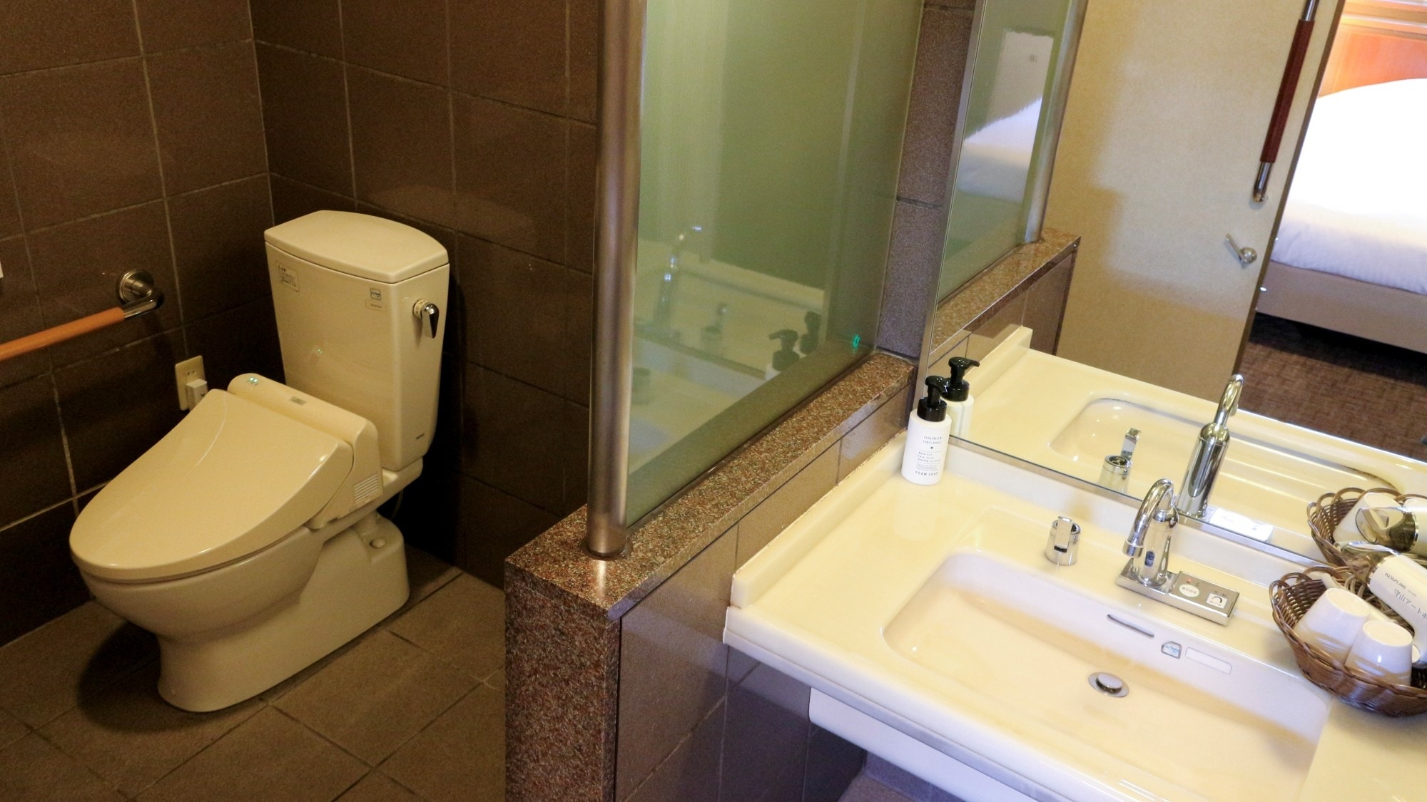 Twin room (sink and toilet)