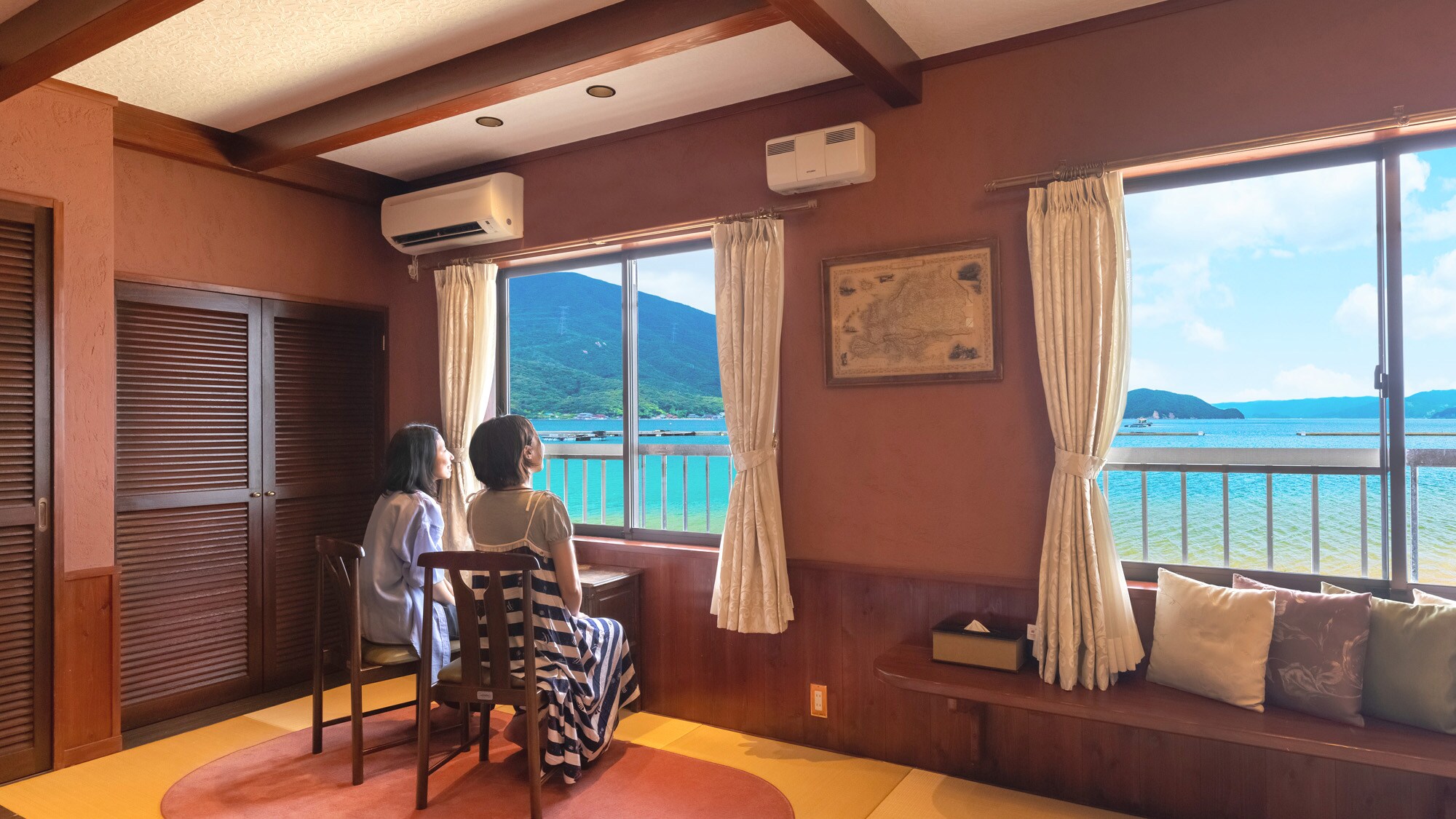 [Rainbow] A Japanese-Western room with a modern and retro feel, reminiscent of the interior of a sleeper car on the Toa International Train, which connected Japan and Europe before the war.