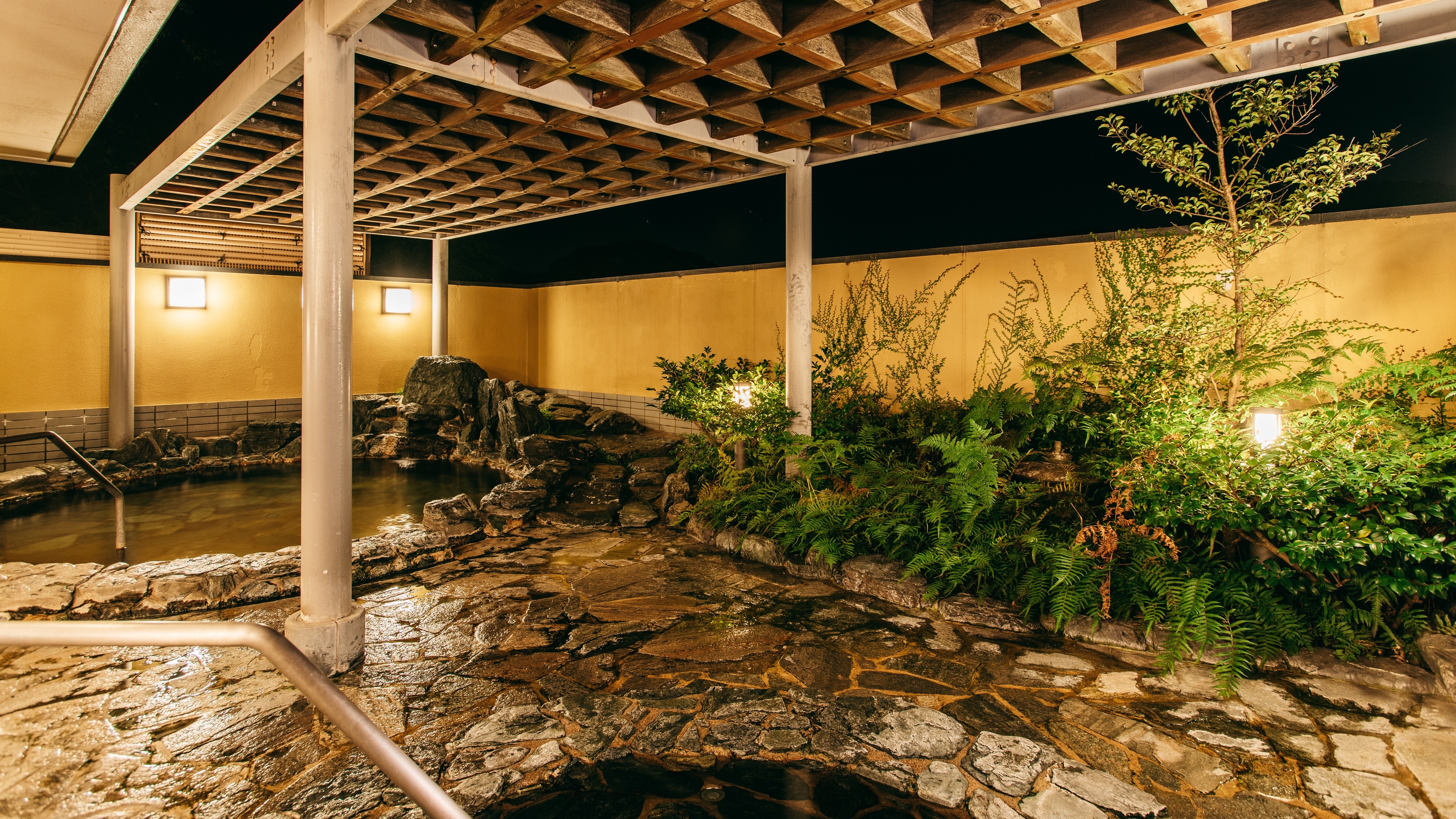 Kamar mandi terbuka di lantai 1