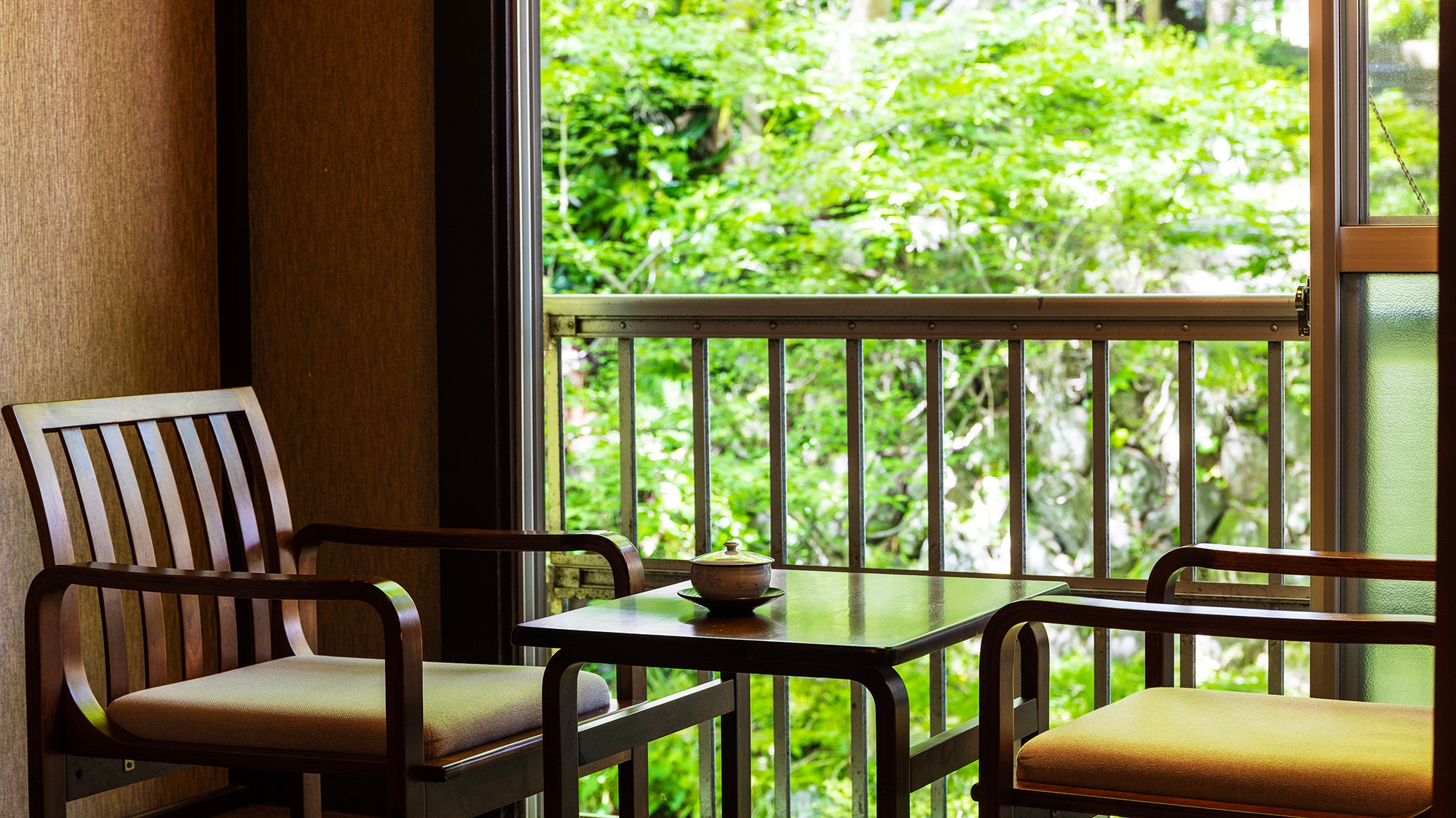 [Guest room image] The gentle breeze and the sound of swaying trees. The refreshing feeling that can only be experienced in the season of fresh greenery is soothing.