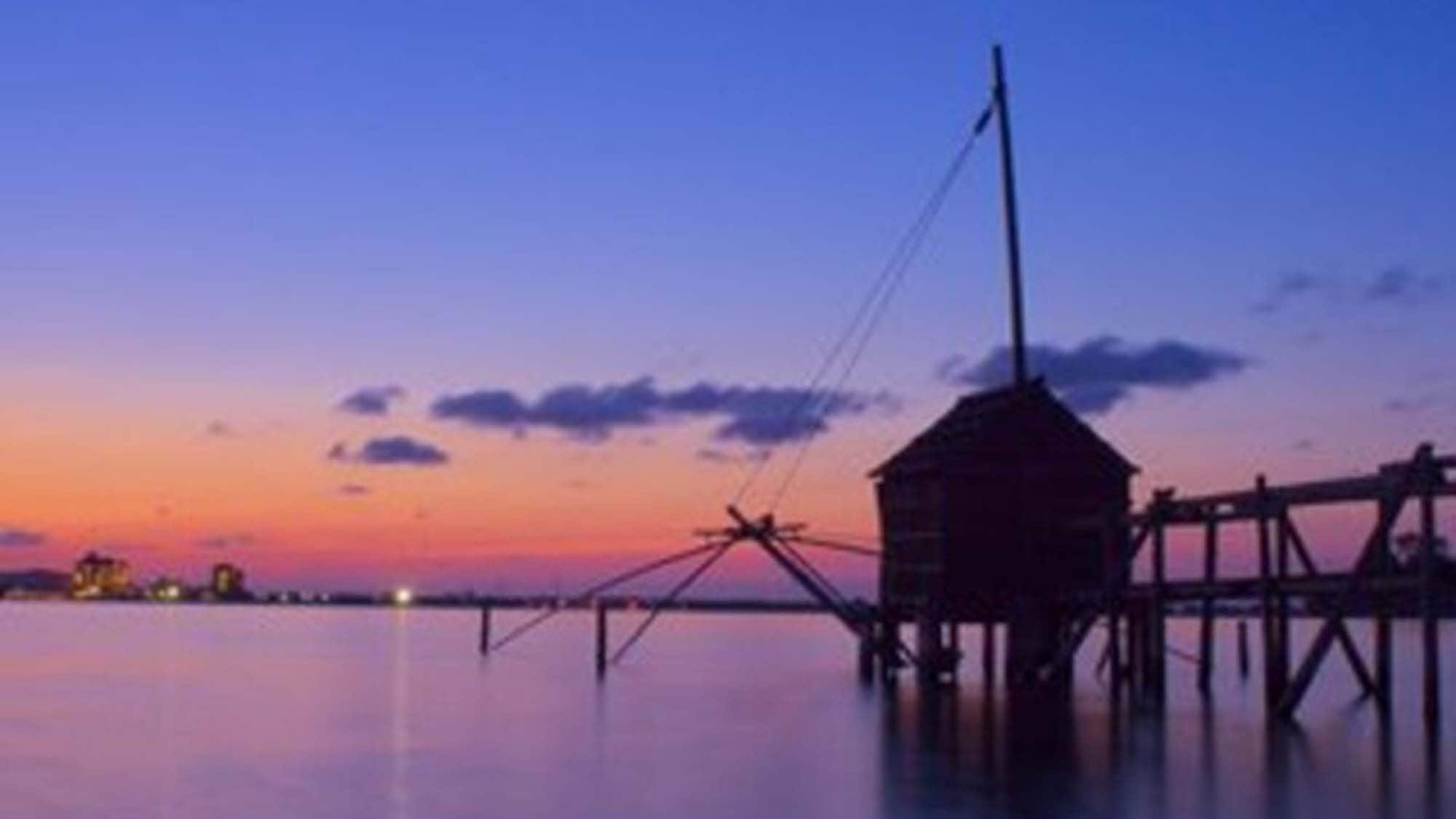 ・附近有東鄉湖，可以散步。
