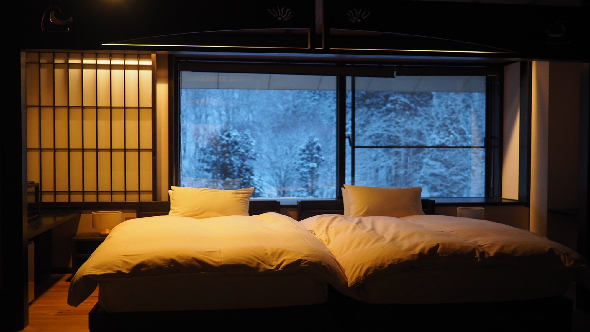 ※【日式雙床房】從房間即可欣賞雪景。請盡情享受在這裡的時光。