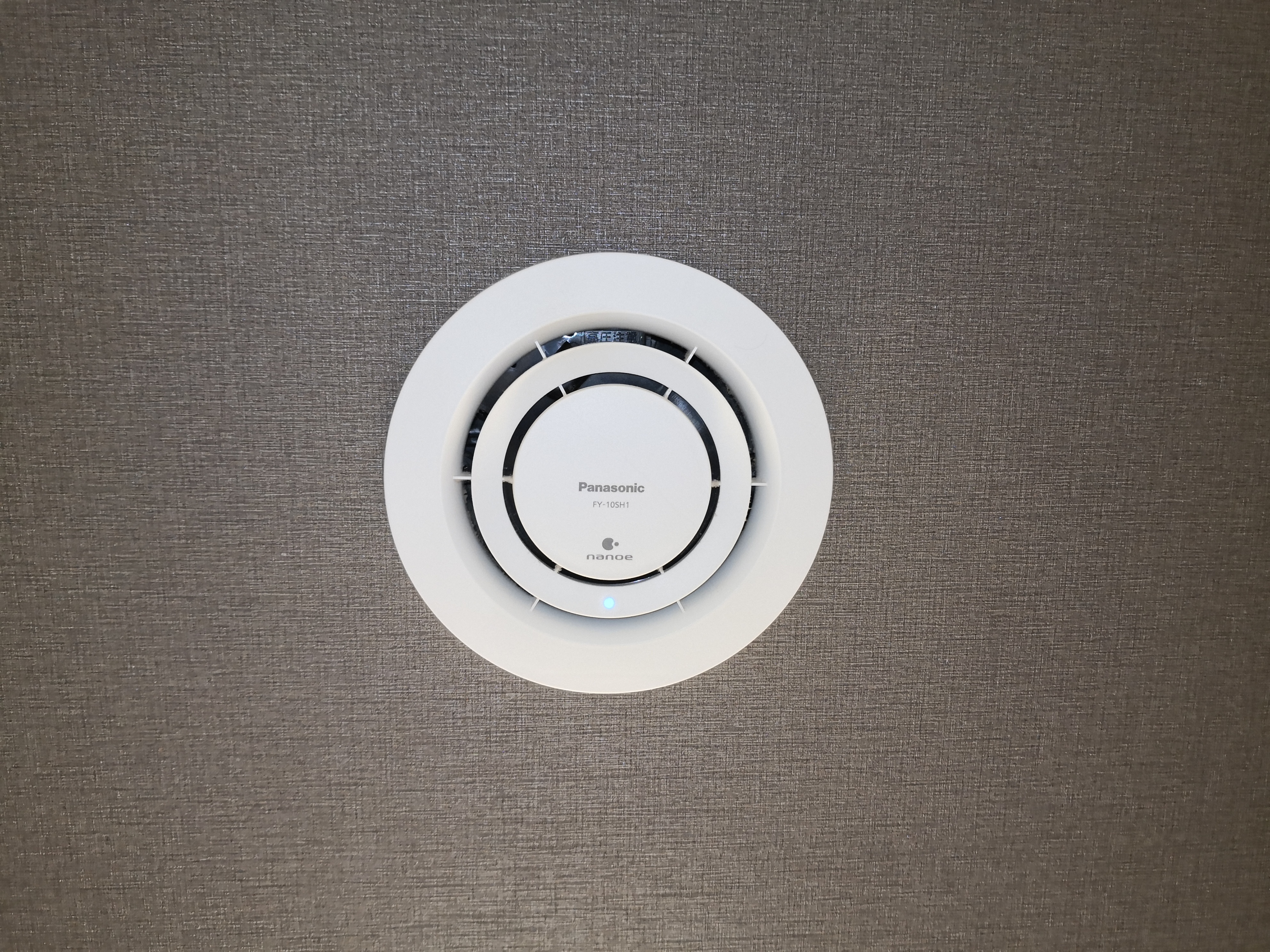 吸烟室配备了纳米发生器，可以消除香烟气味！