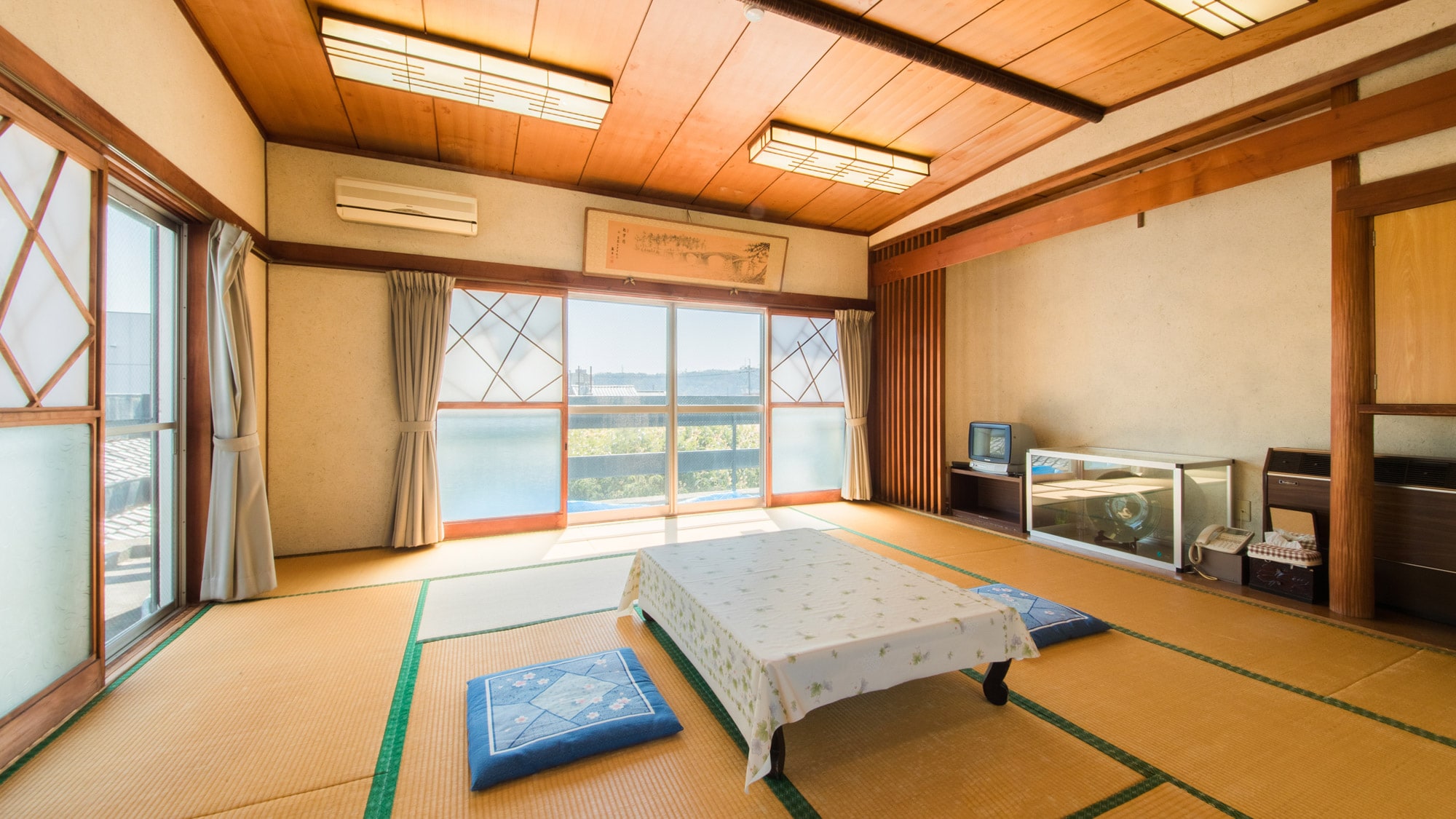 *[Guest room example: Ran] Warm light pours in through the window.