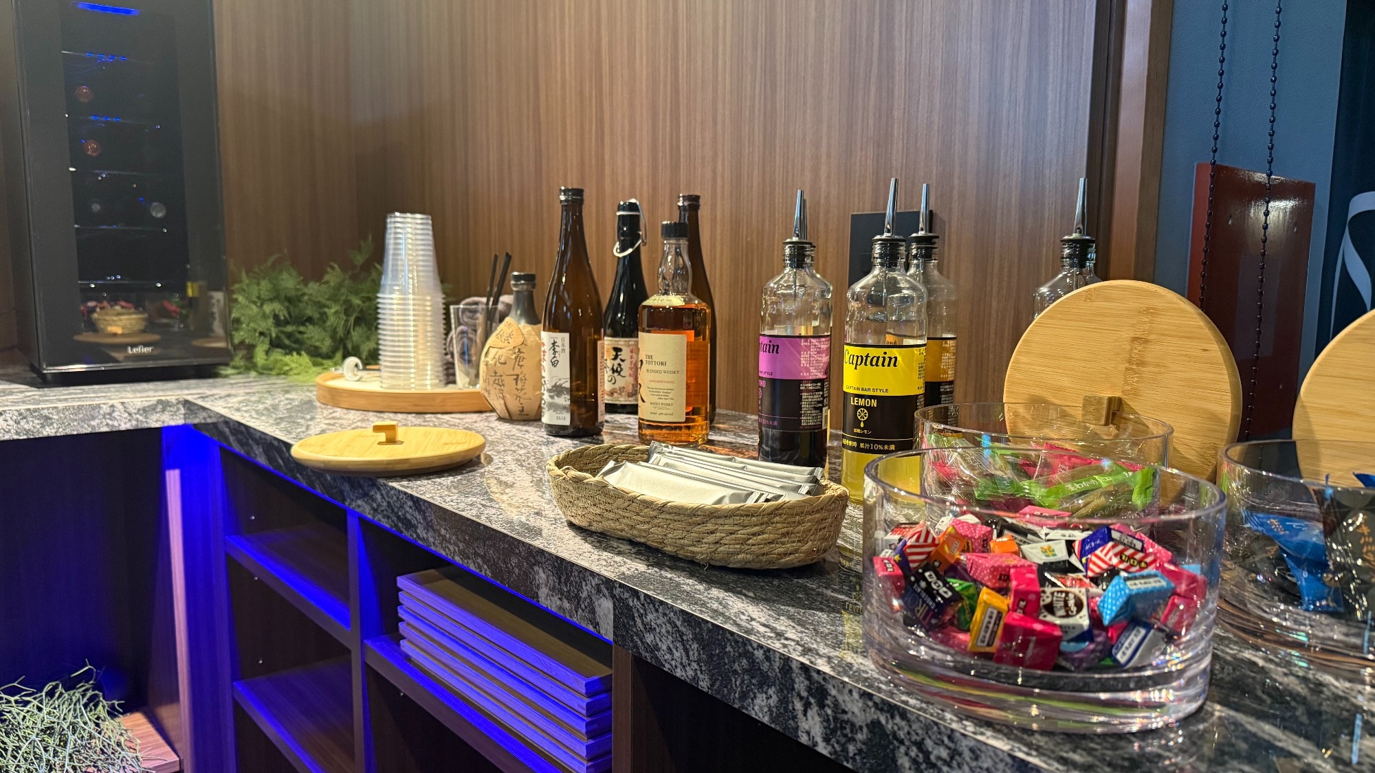 Free lounge inside the building: "N BAR"