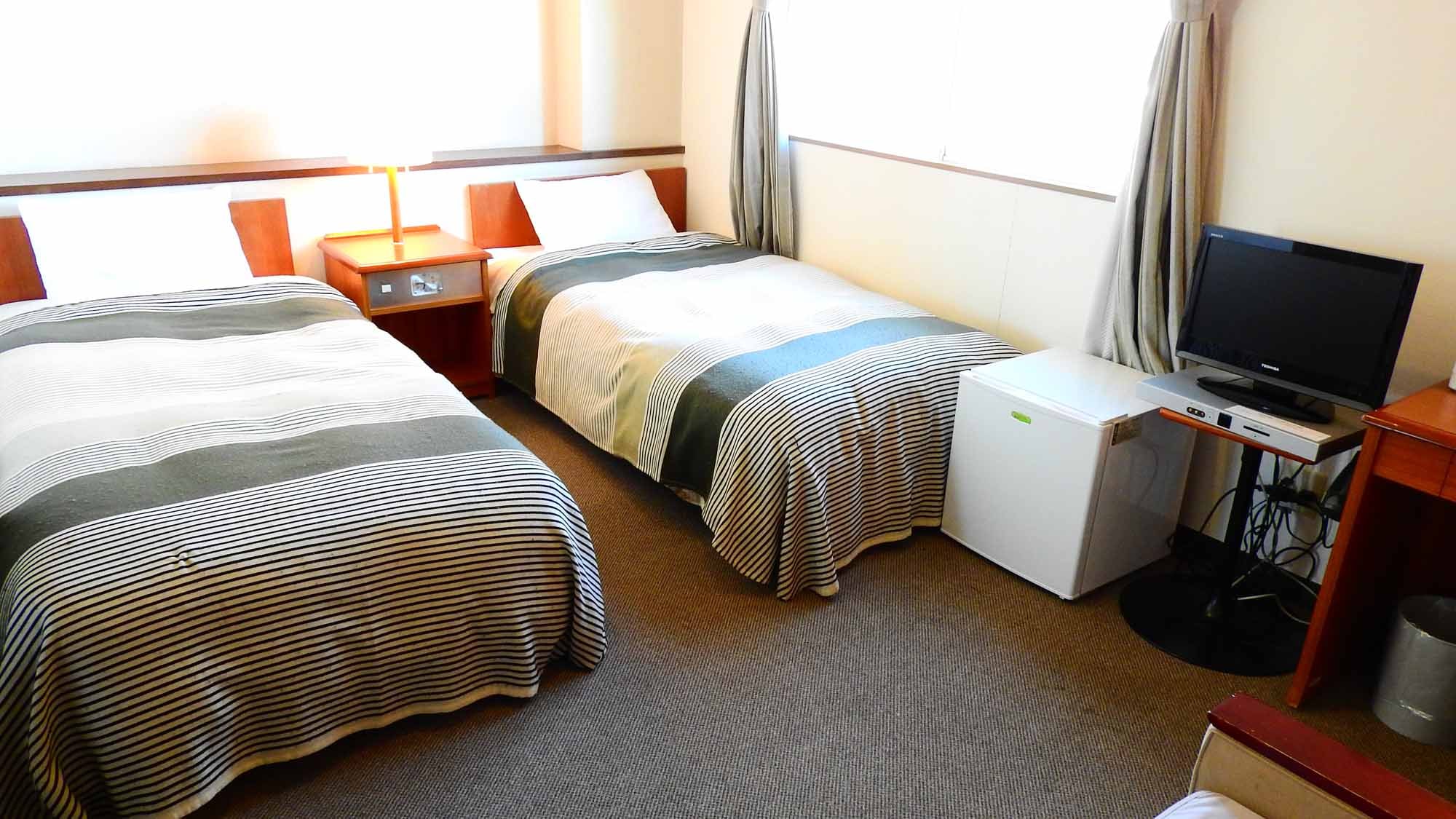 *Example of a twin room (with bathroom and toilet): Approximately 13 square meters. Wi-Fi connection available! Smoking and non-smoking rooms are available.