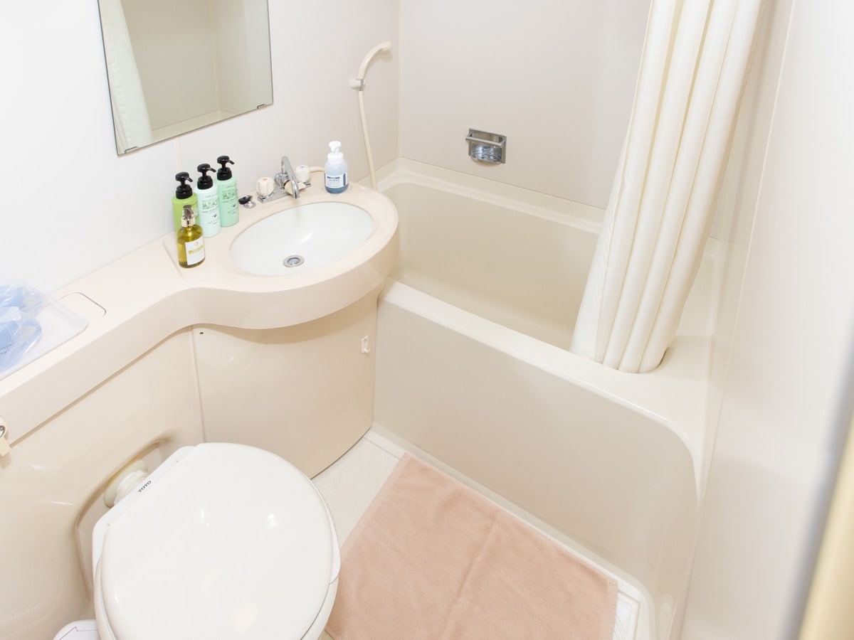 The rooms are equipped with bathrooms and toilets.