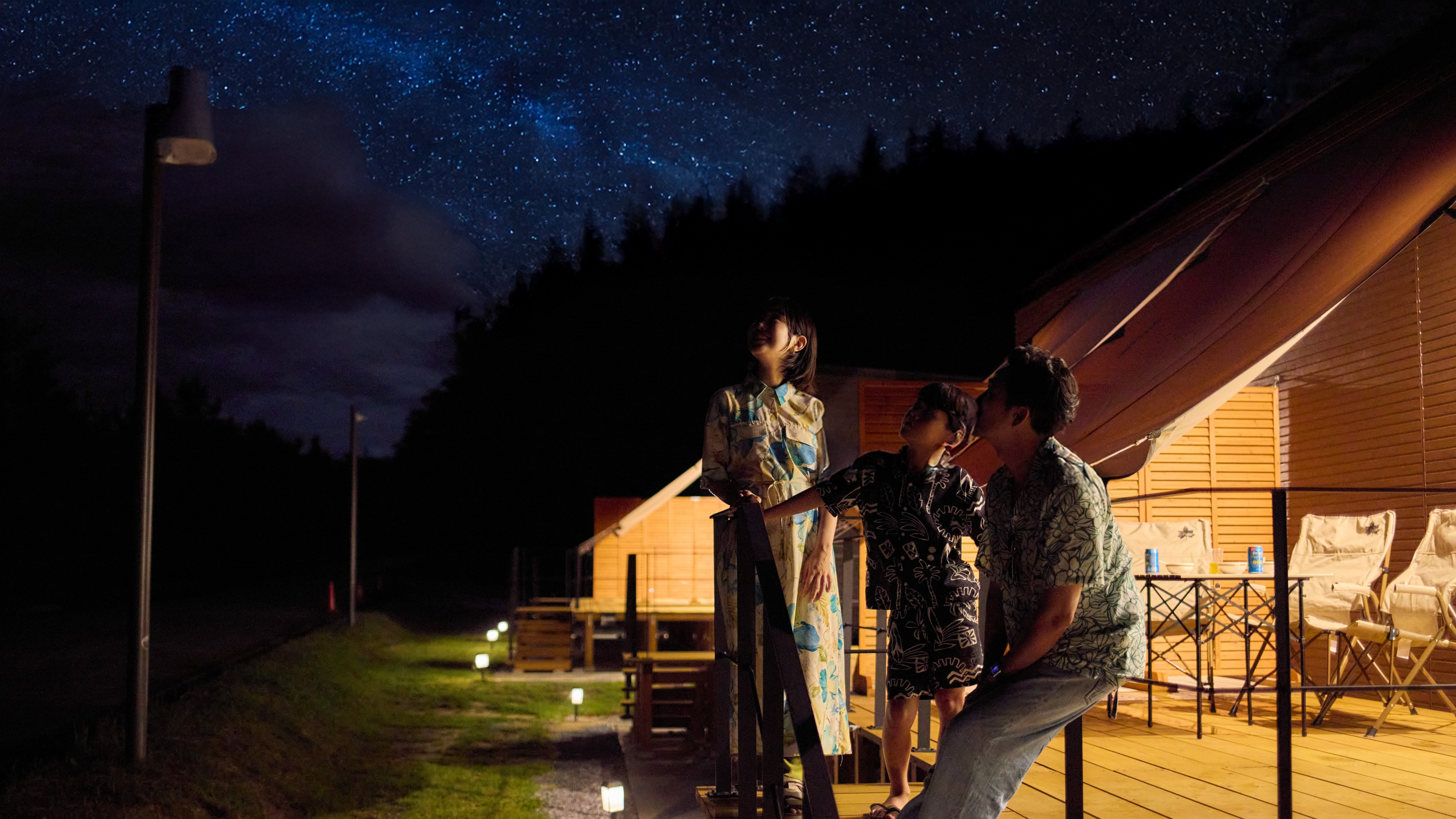 從雙床房寬敞的戶外客廳欣賞夜景！欣賞山原的星空！