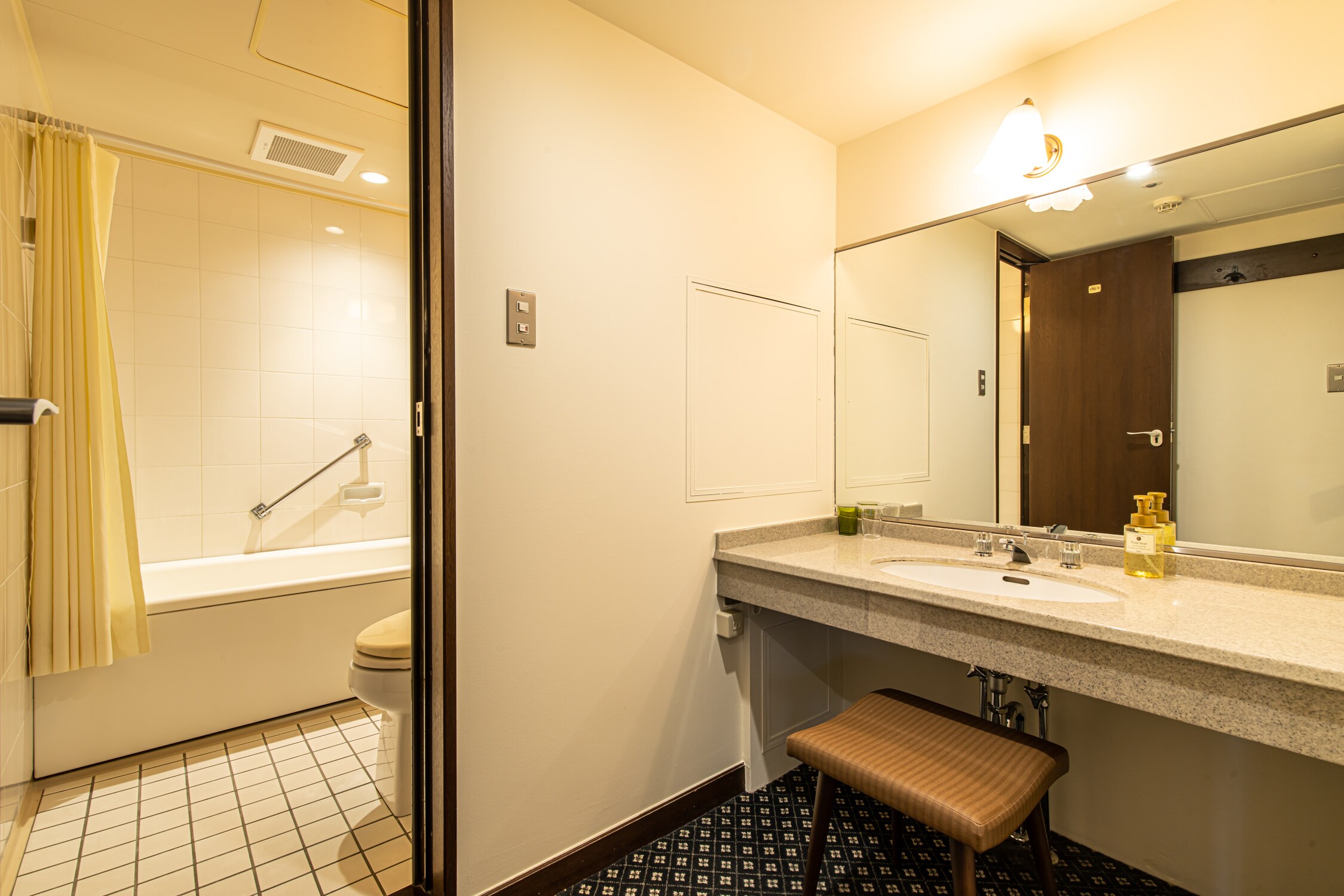 King room powder room