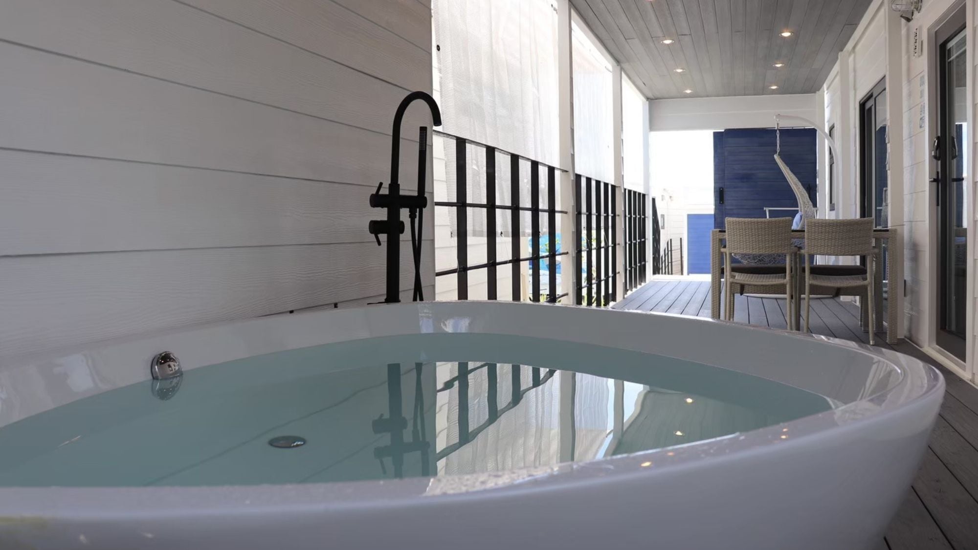 All rooms are equipped with heated outdoor baths and swing chairs. Enjoy a luxurious time on the comfortable terrace.